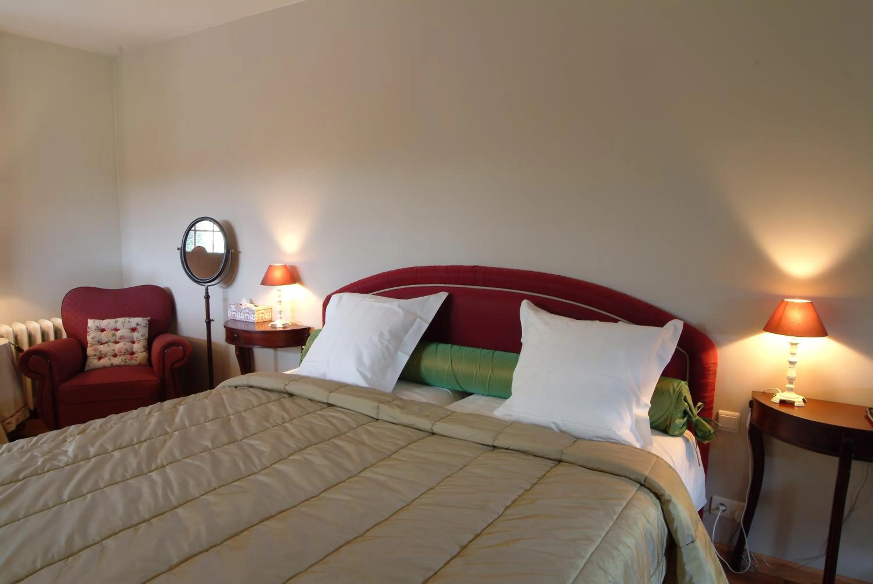 Bed in Charmehotel Manoir Ogygia