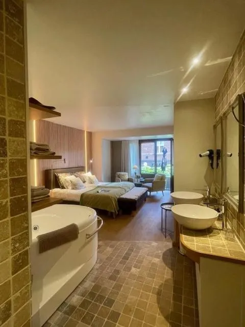 Bed in Charmehotel Manoir Ogygia