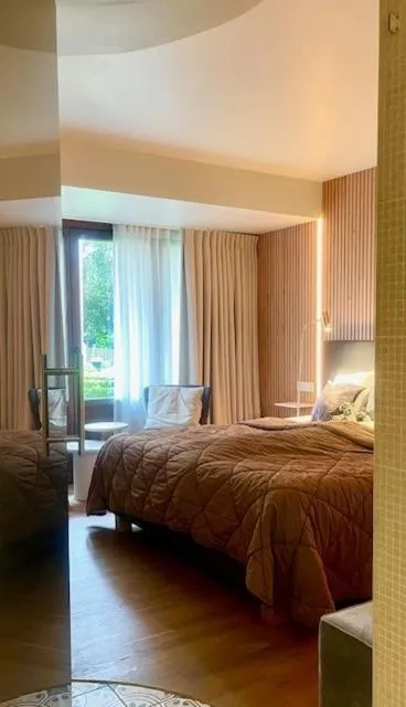 Bed in Charmehotel Manoir Ogygia