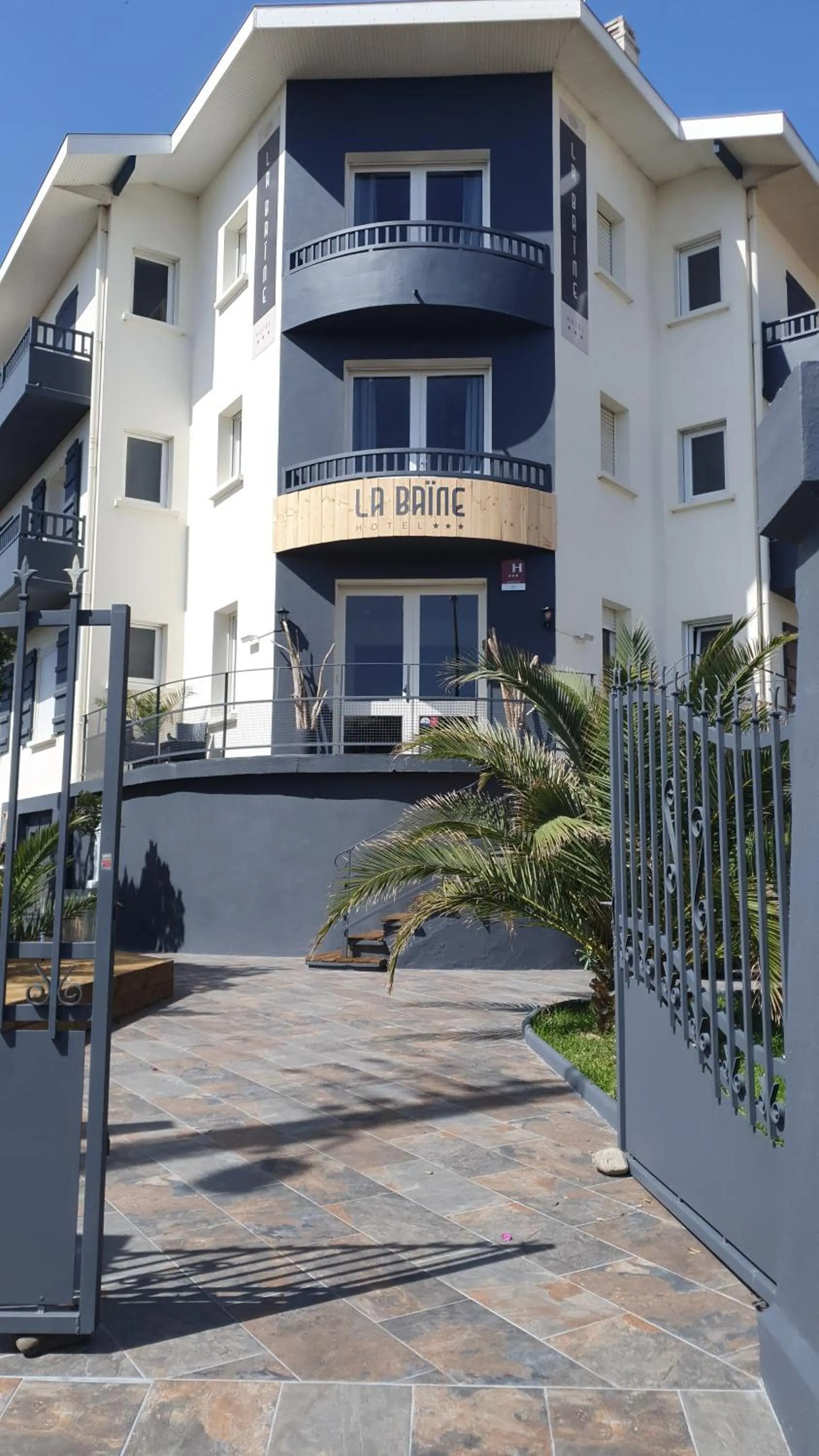 Property building in Hôtel La Baïne