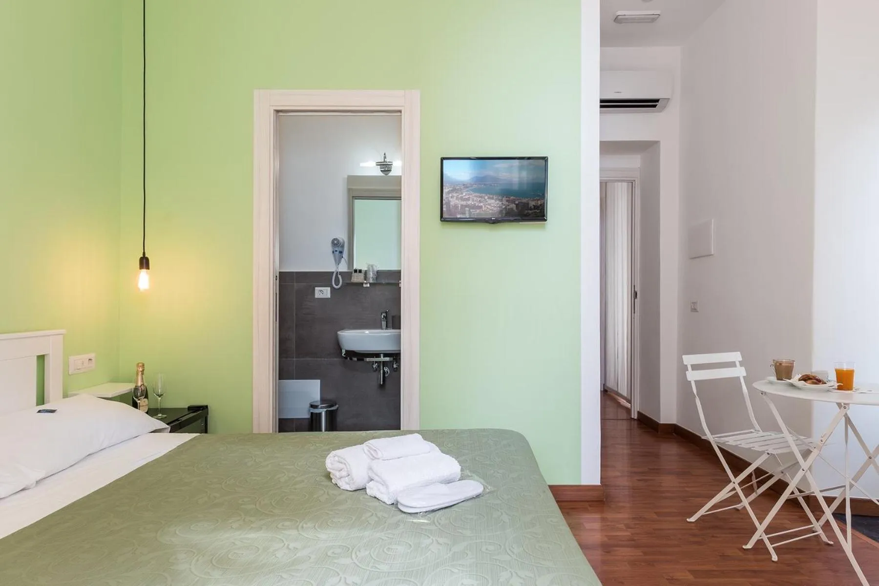 Toilet, Bed in B&B Monserrato