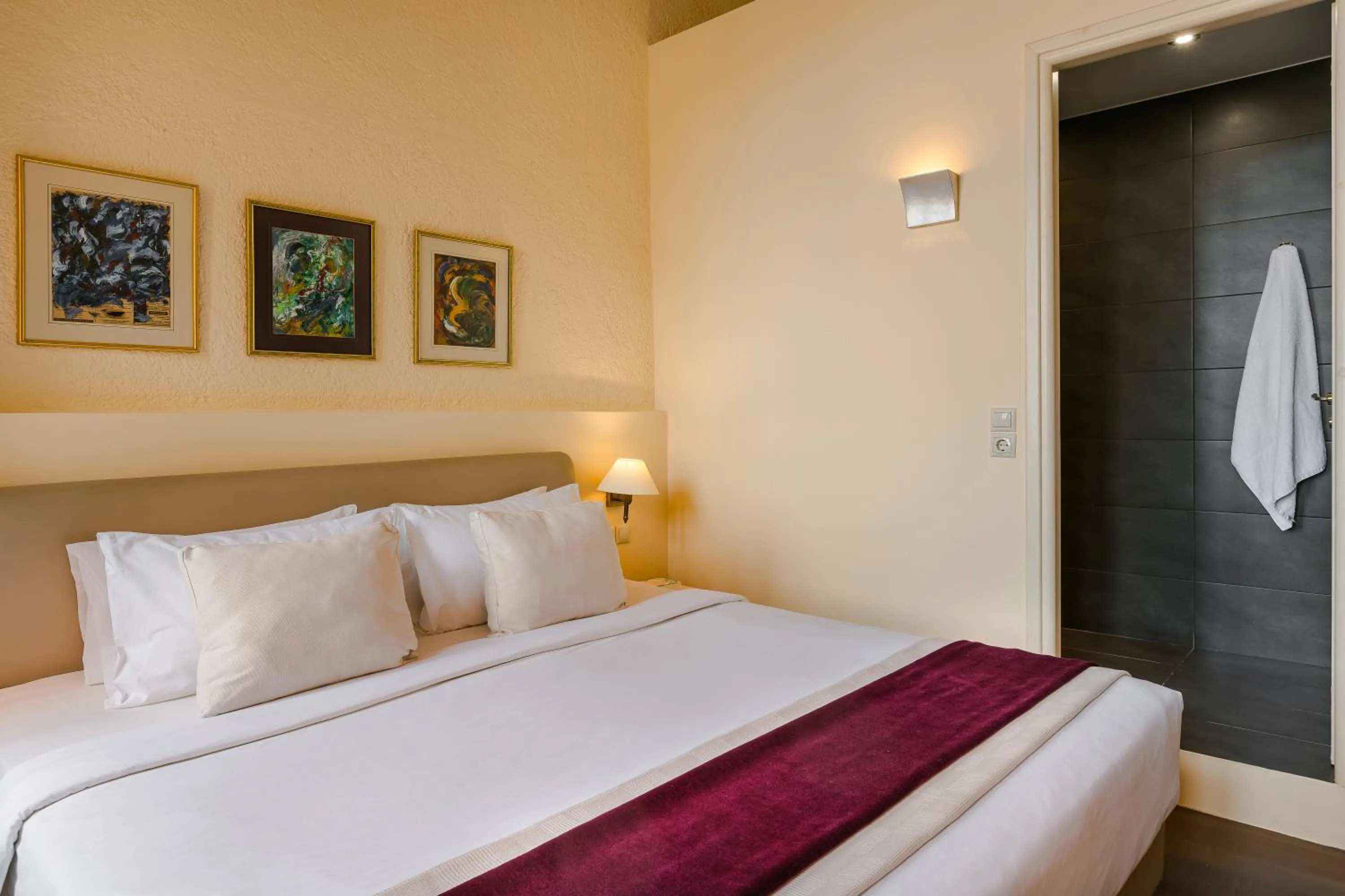 Bed in Alcanea Boutique Hotel