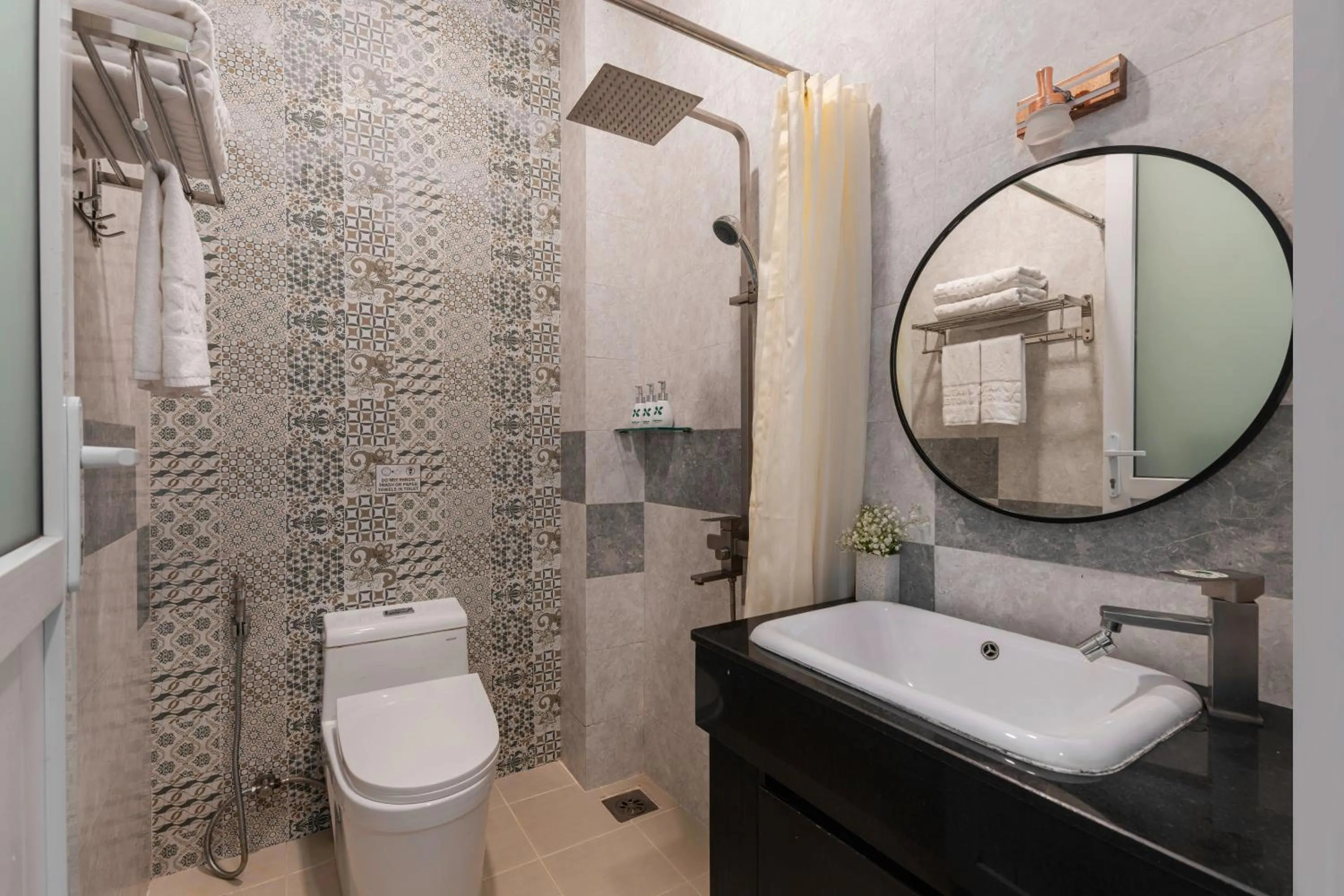 Shower in Nature Hotel - Luong The Vinh