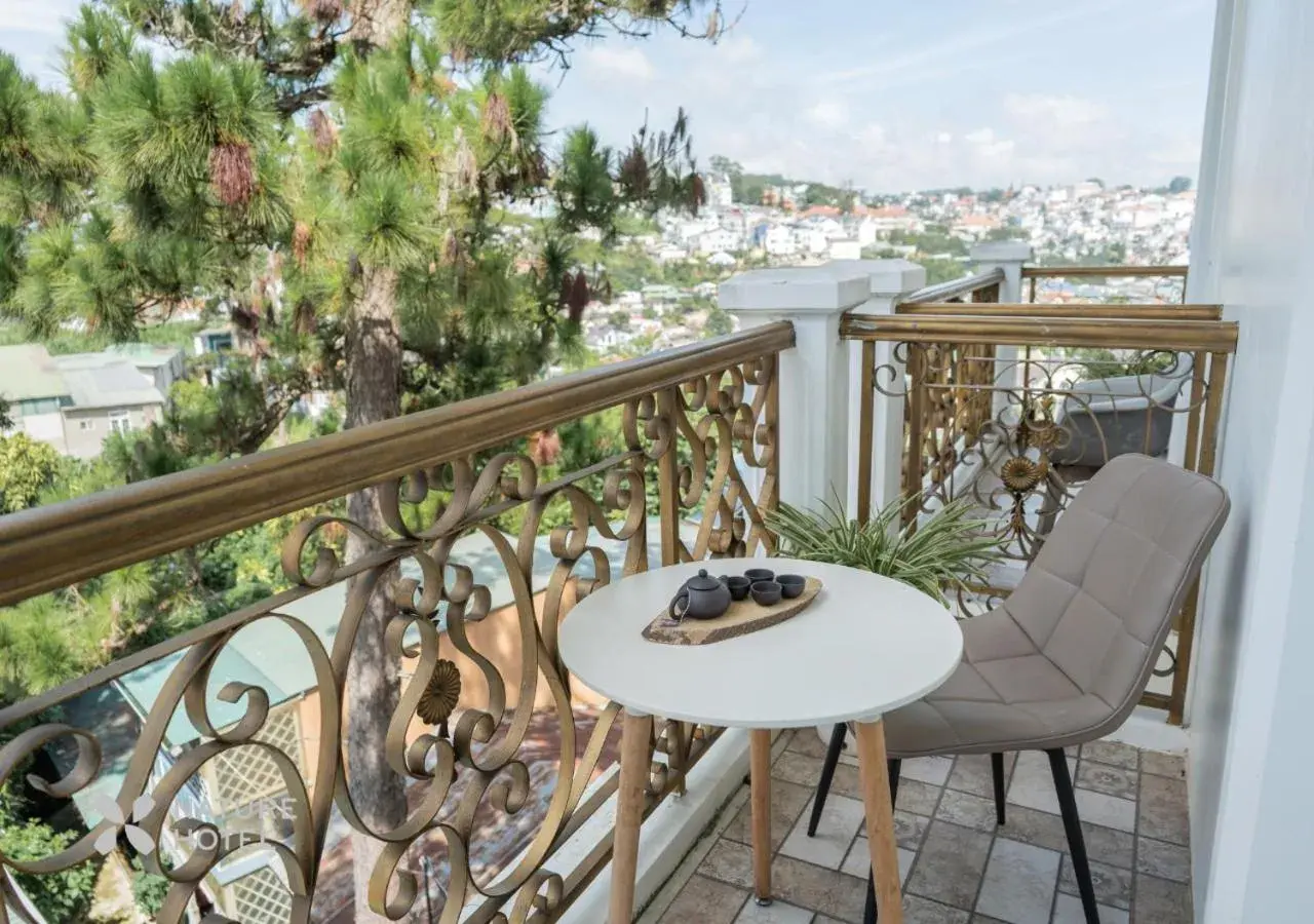 Double or Twin Room with Balcony in NATURE Garden Hotel Dalat Double or Twin Room with Balcony in NATURE Garden Hotel Dalat