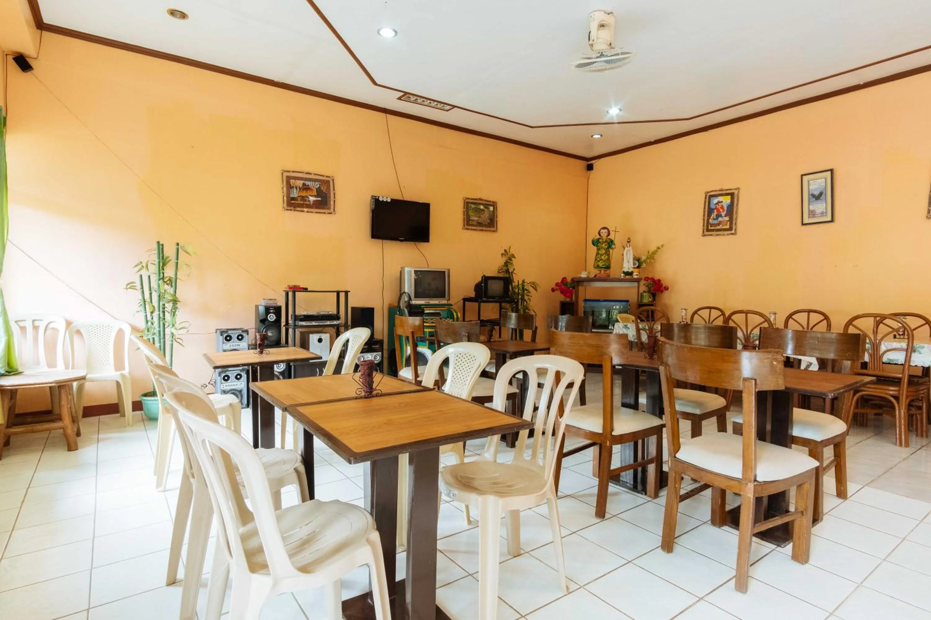 Lobby or reception, Restaurant/Places to Eat in RedDoorz @ BM Road