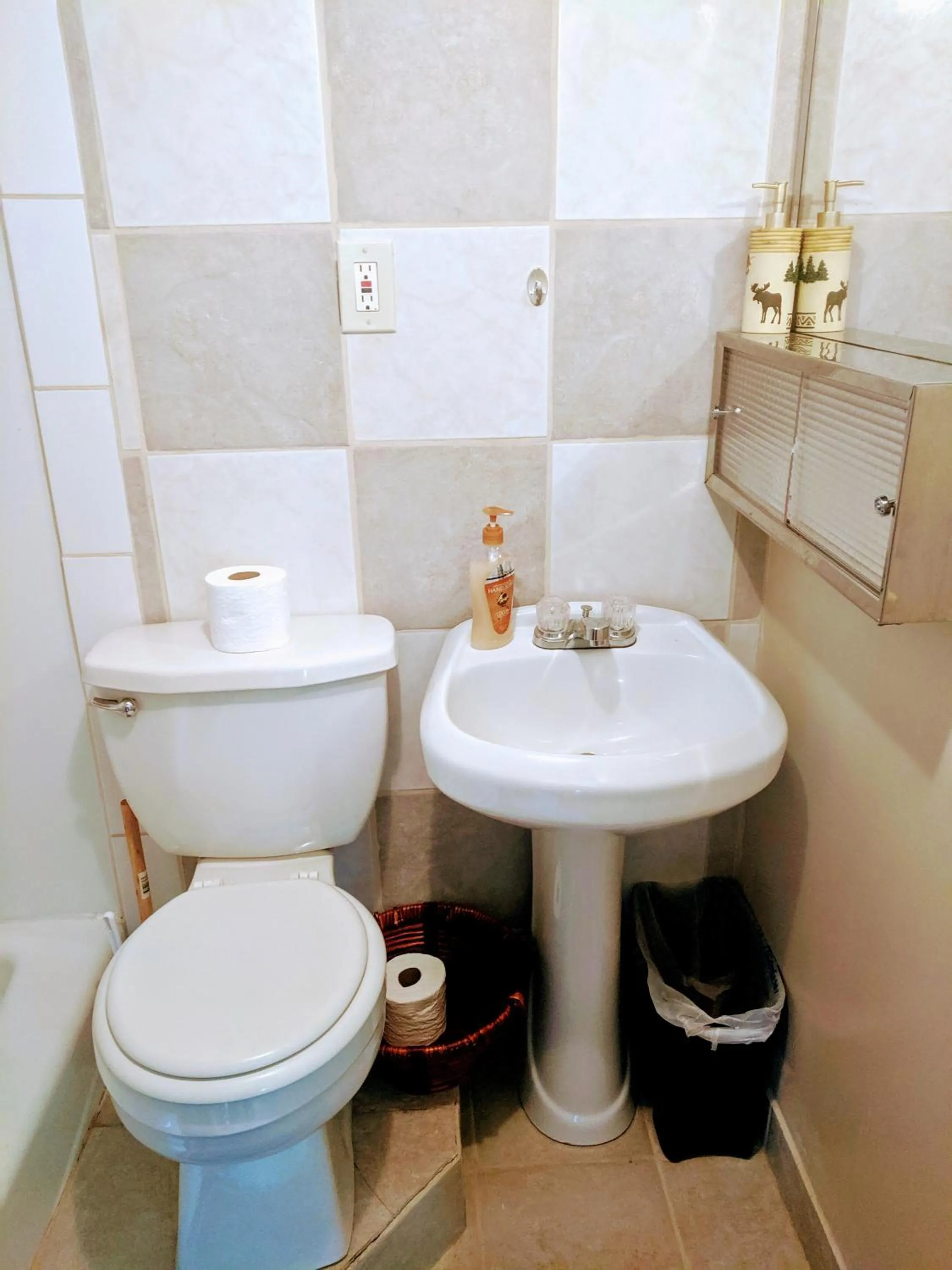 Toilet in Three Bears Inn