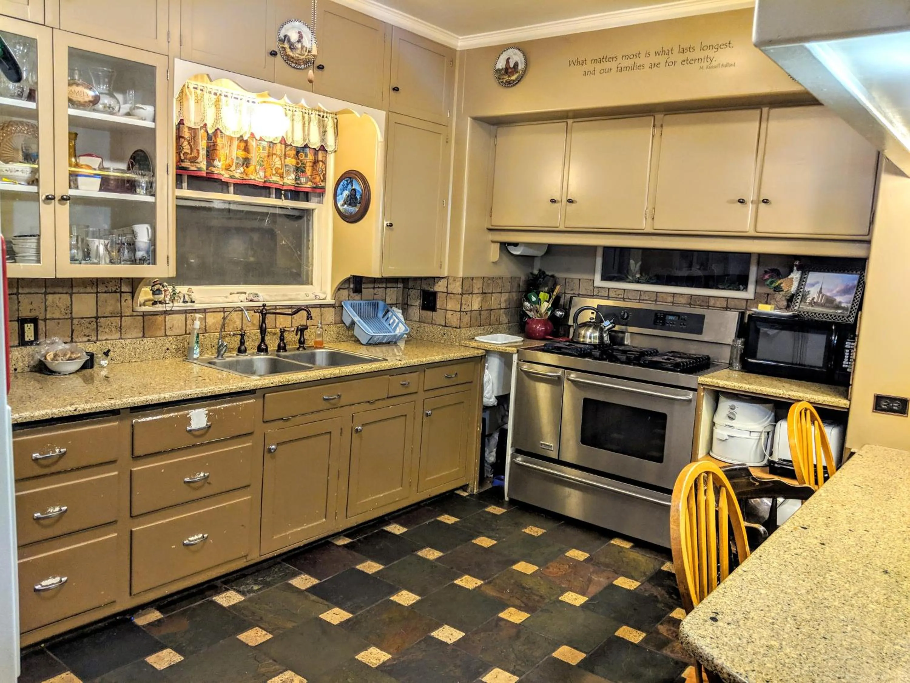 Kitchen or kitchenette in Three Bears Inn