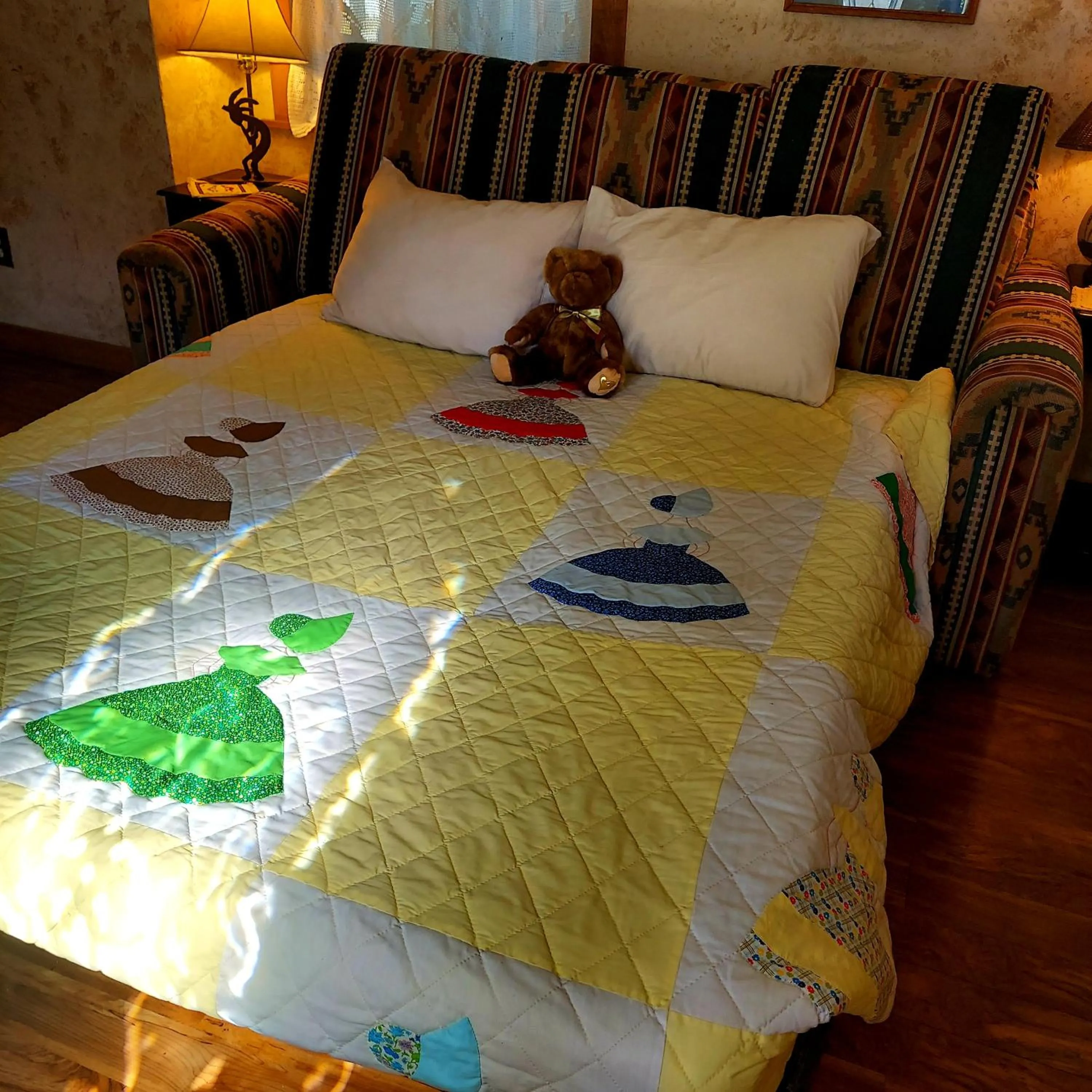 Living room, Bed in Three Bears Inn