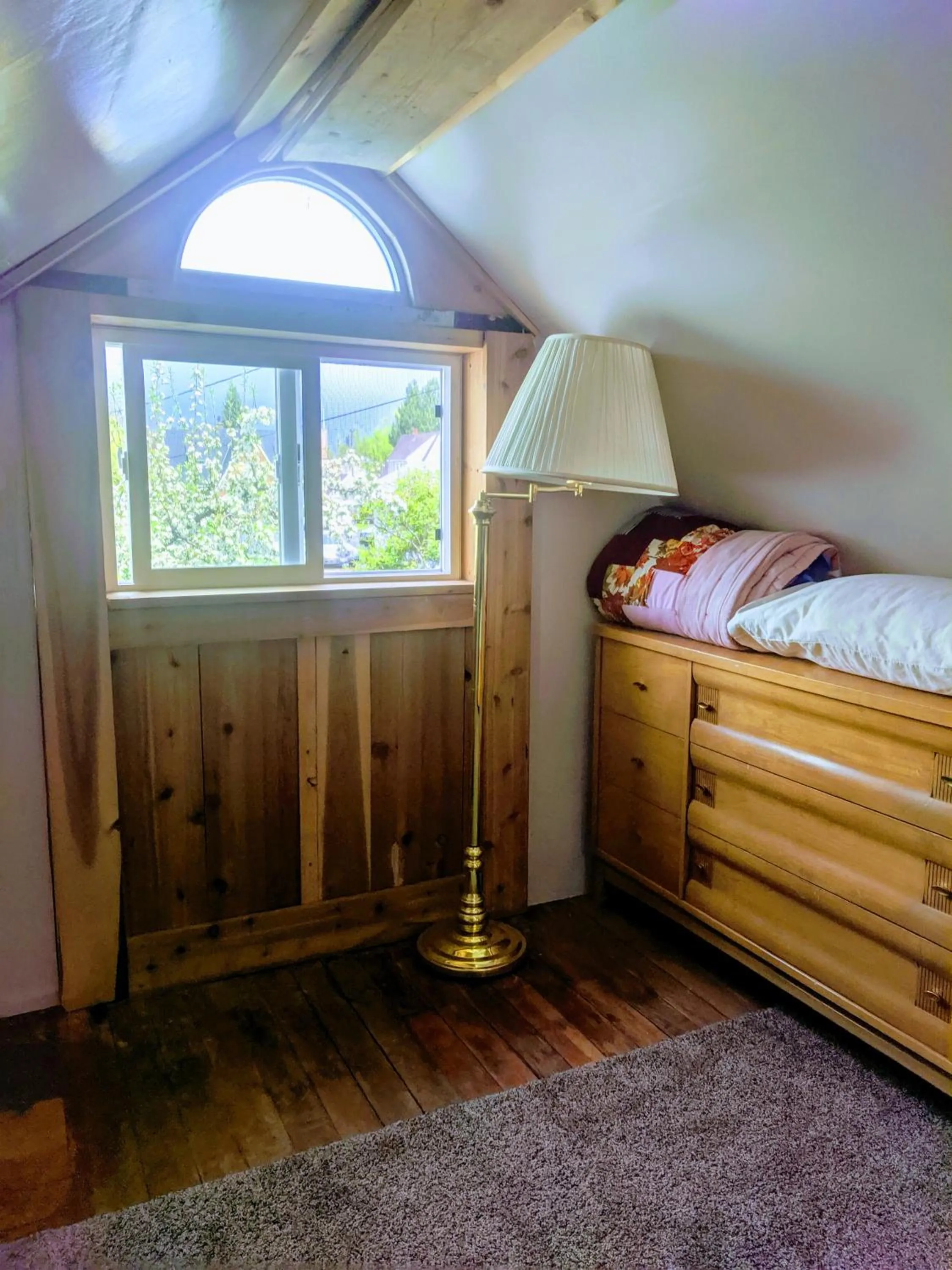 Decorative detail, Bed in Three Bears Inn