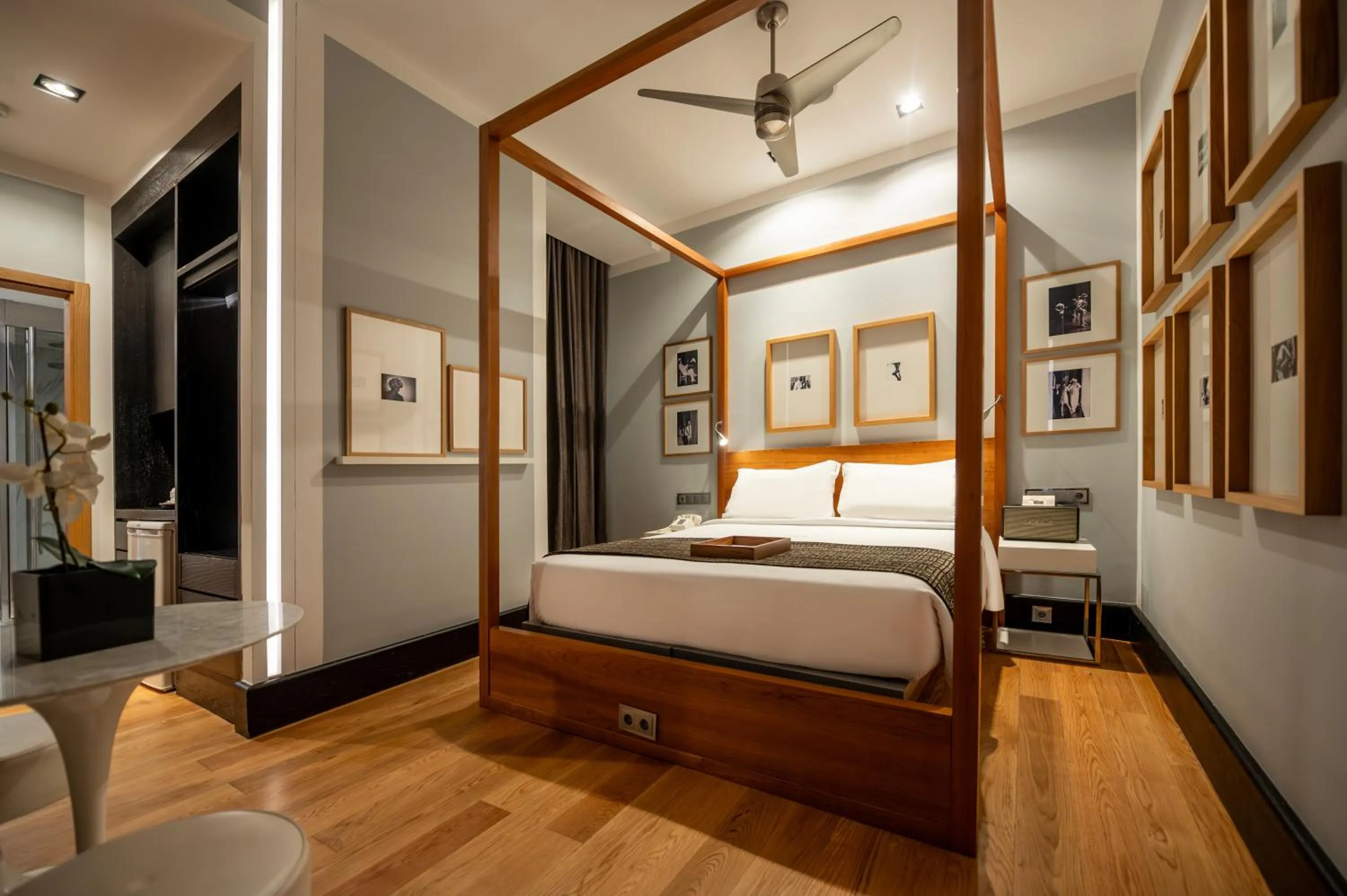 Bedroom, Bed in Browns Downtown Hotel