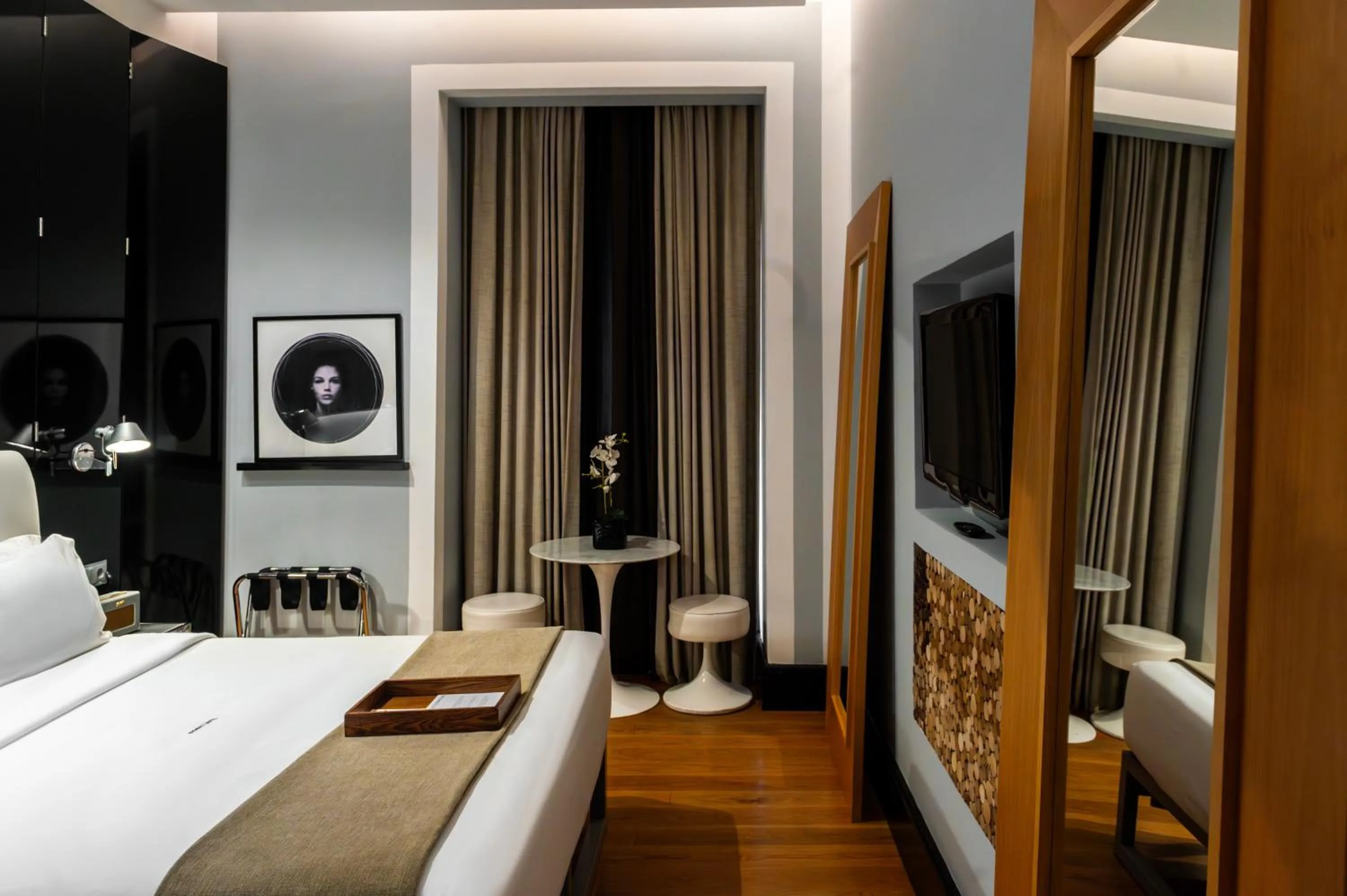 Bedroom, Bed in Browns Downtown Hotel