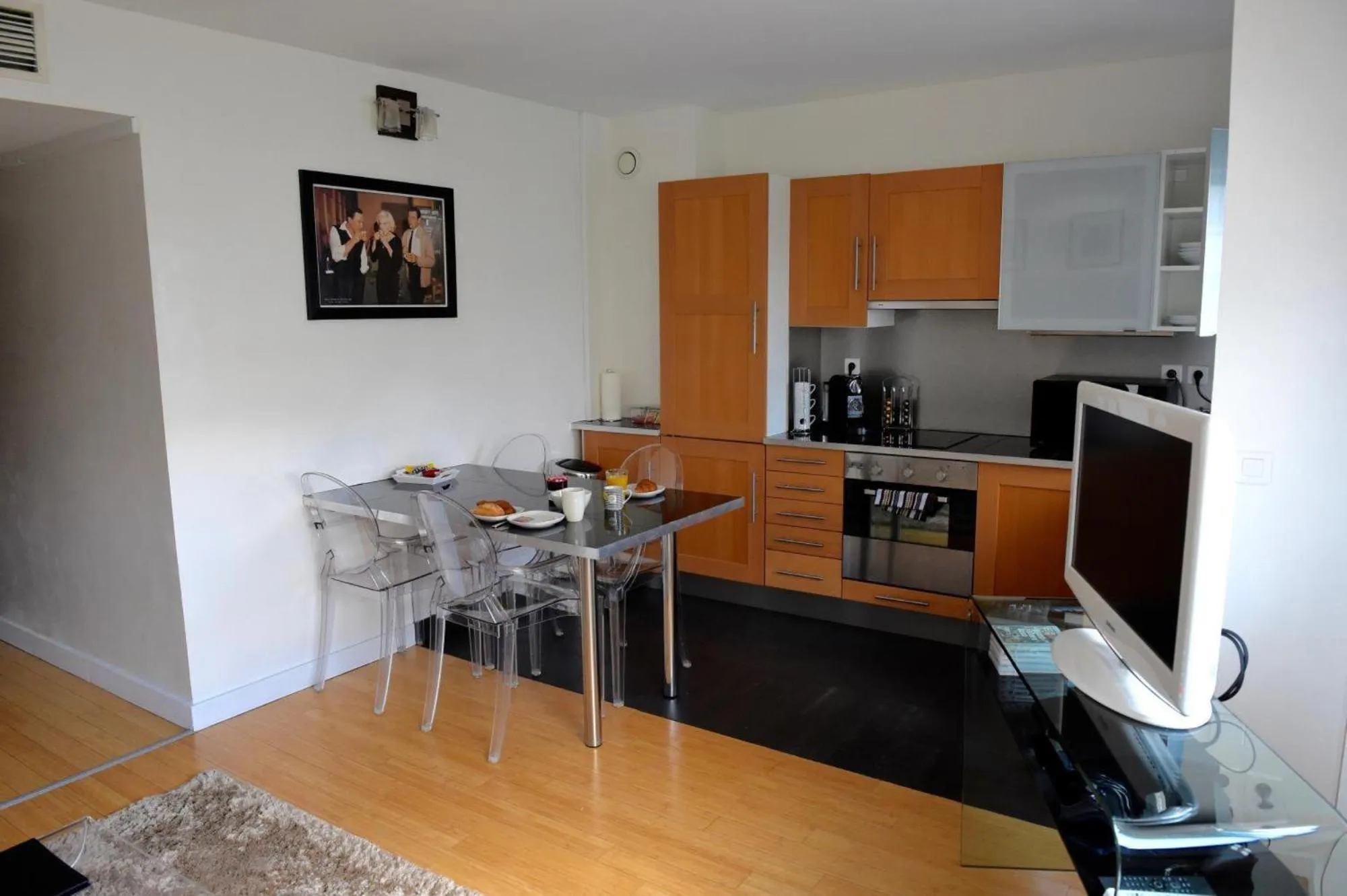 Kitchen or kitchenette in Short Stay Paris Apartments