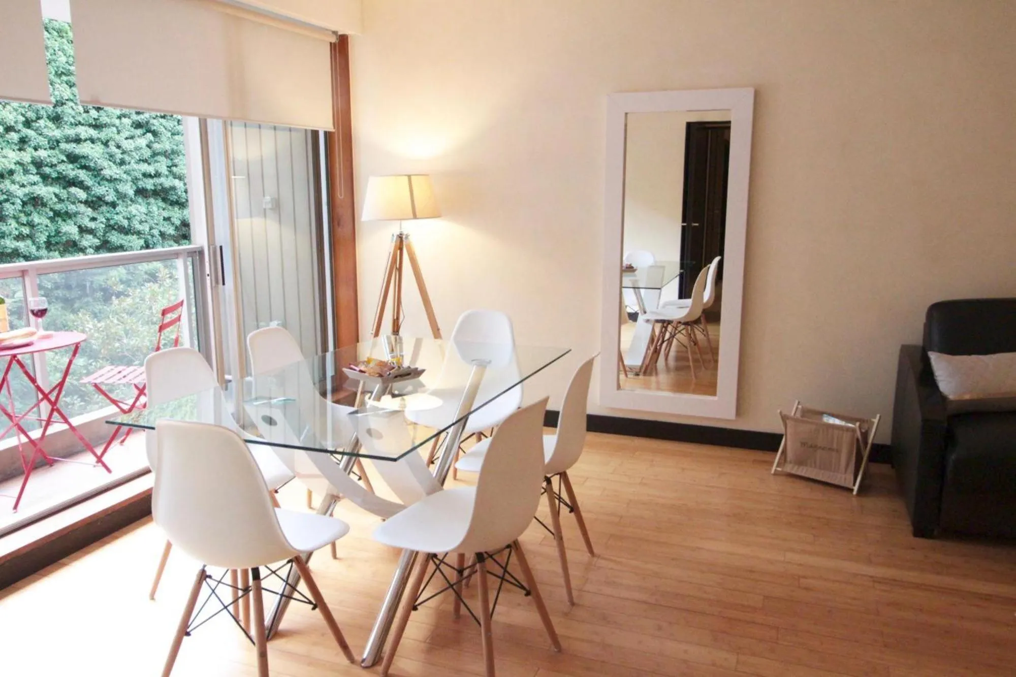 Dining area in Short Stay Paris Apartments