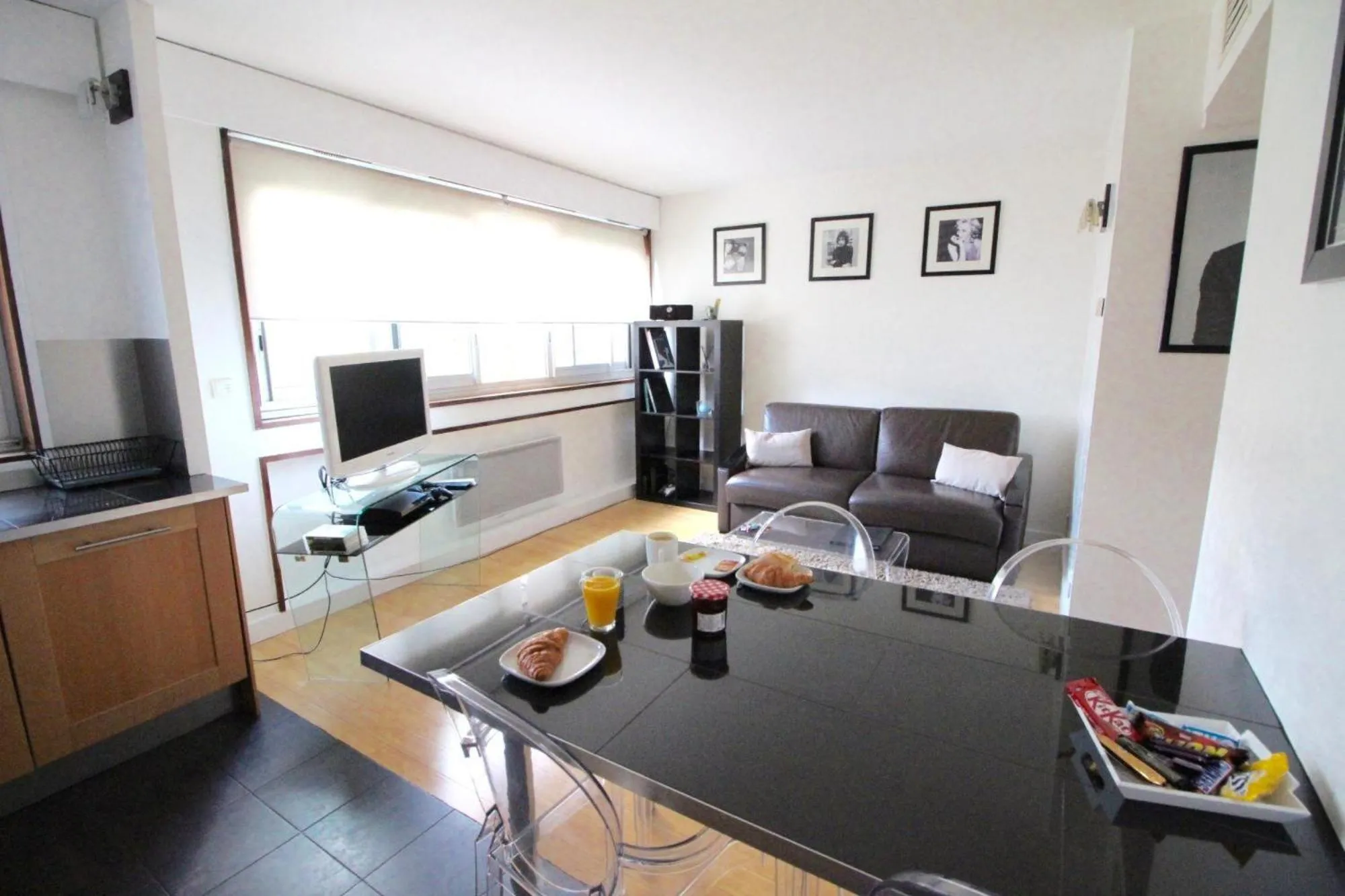 Dining area in Short Stay Paris Apartments