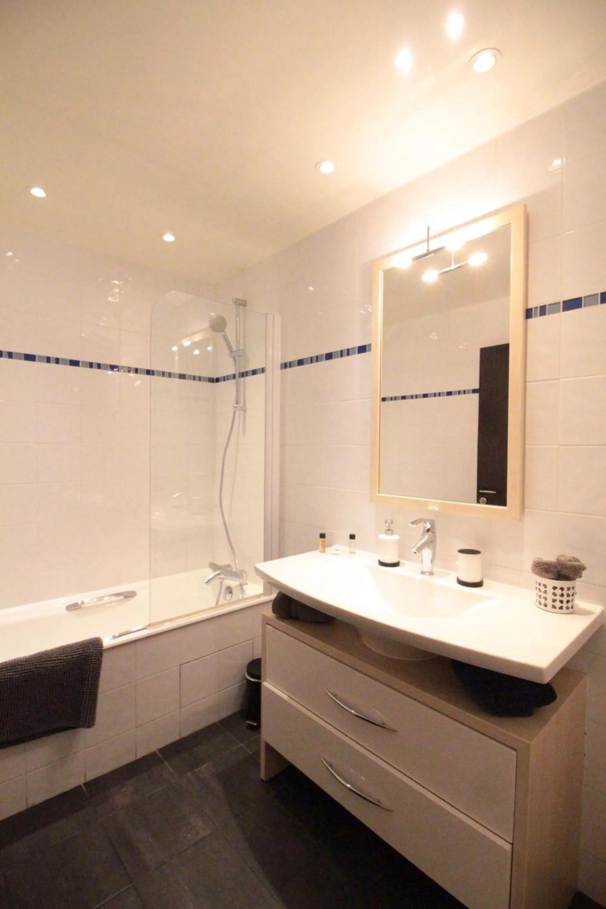 Bathroom in Short Stay Paris Apartments