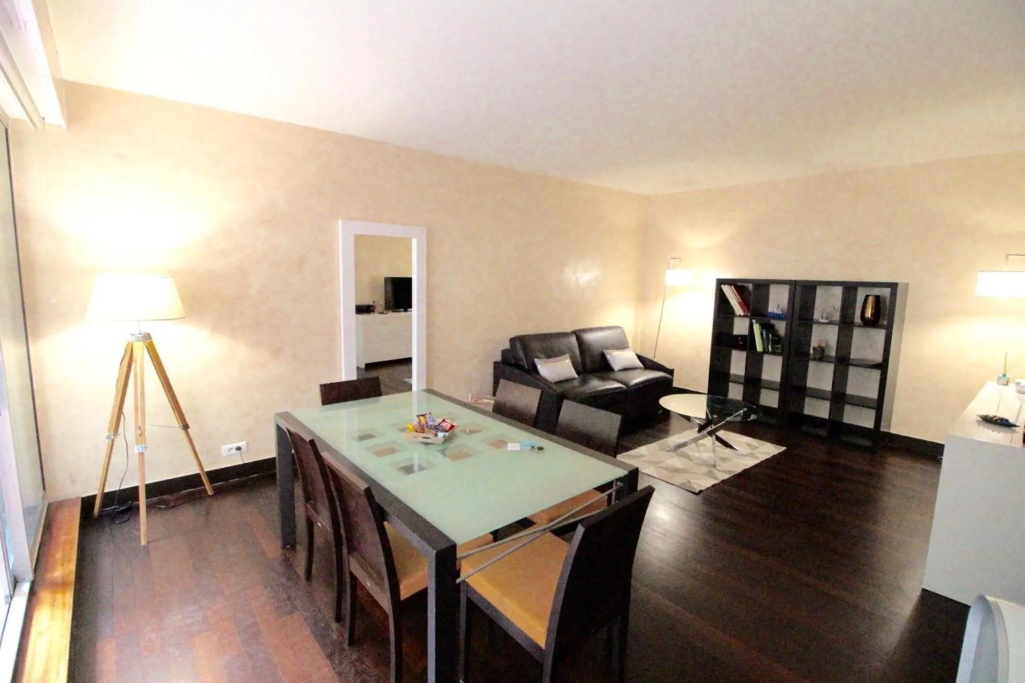 Dining area in Short Stay Paris Apartments