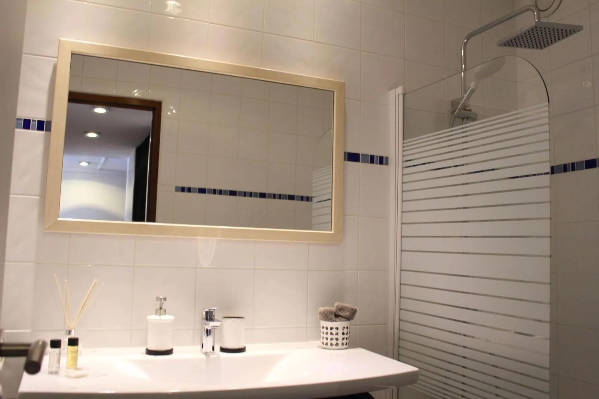 Bathroom in Short Stay Paris Apartments