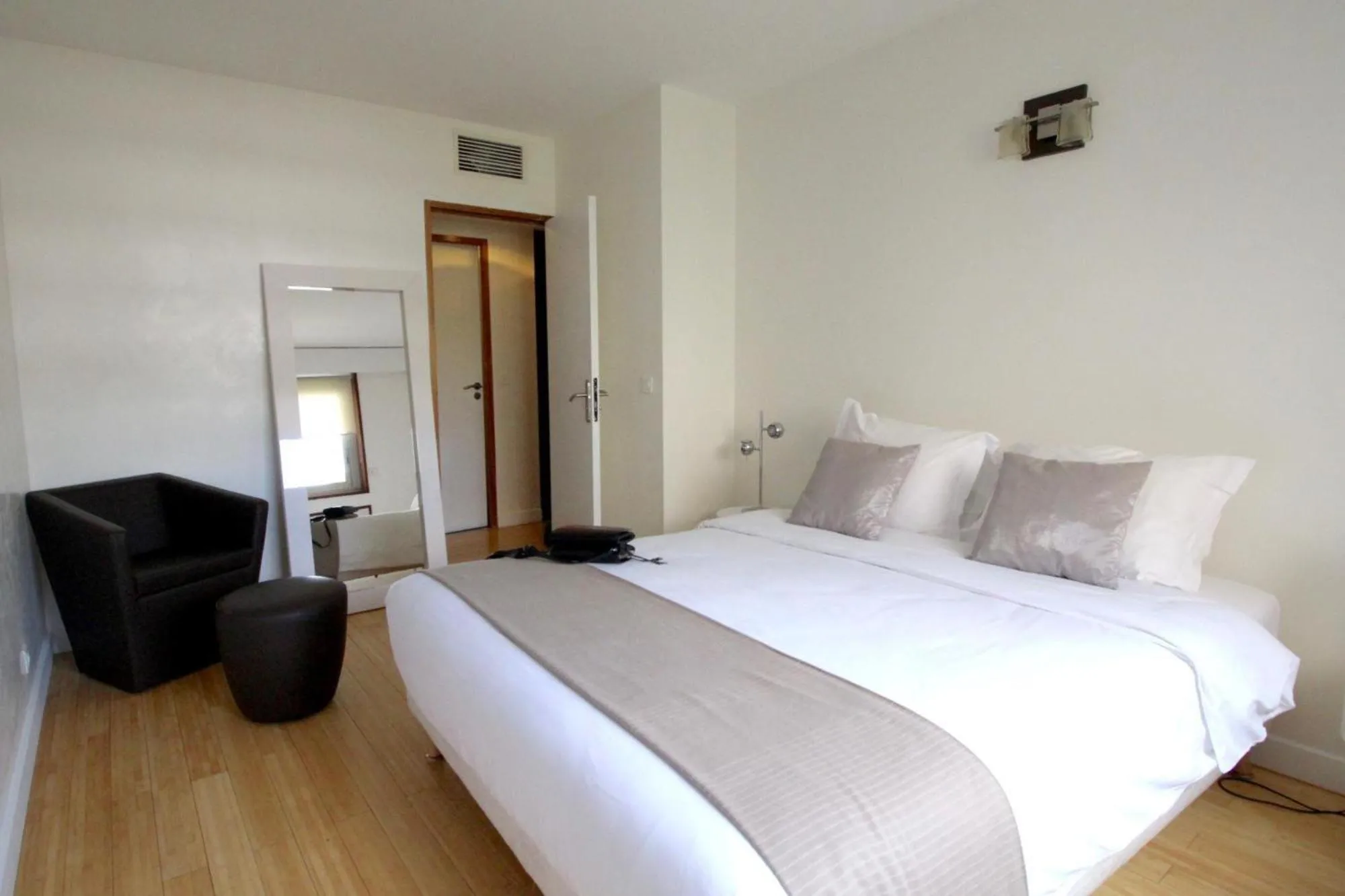 Bathroom, Bed in Short Stay Paris Apartments