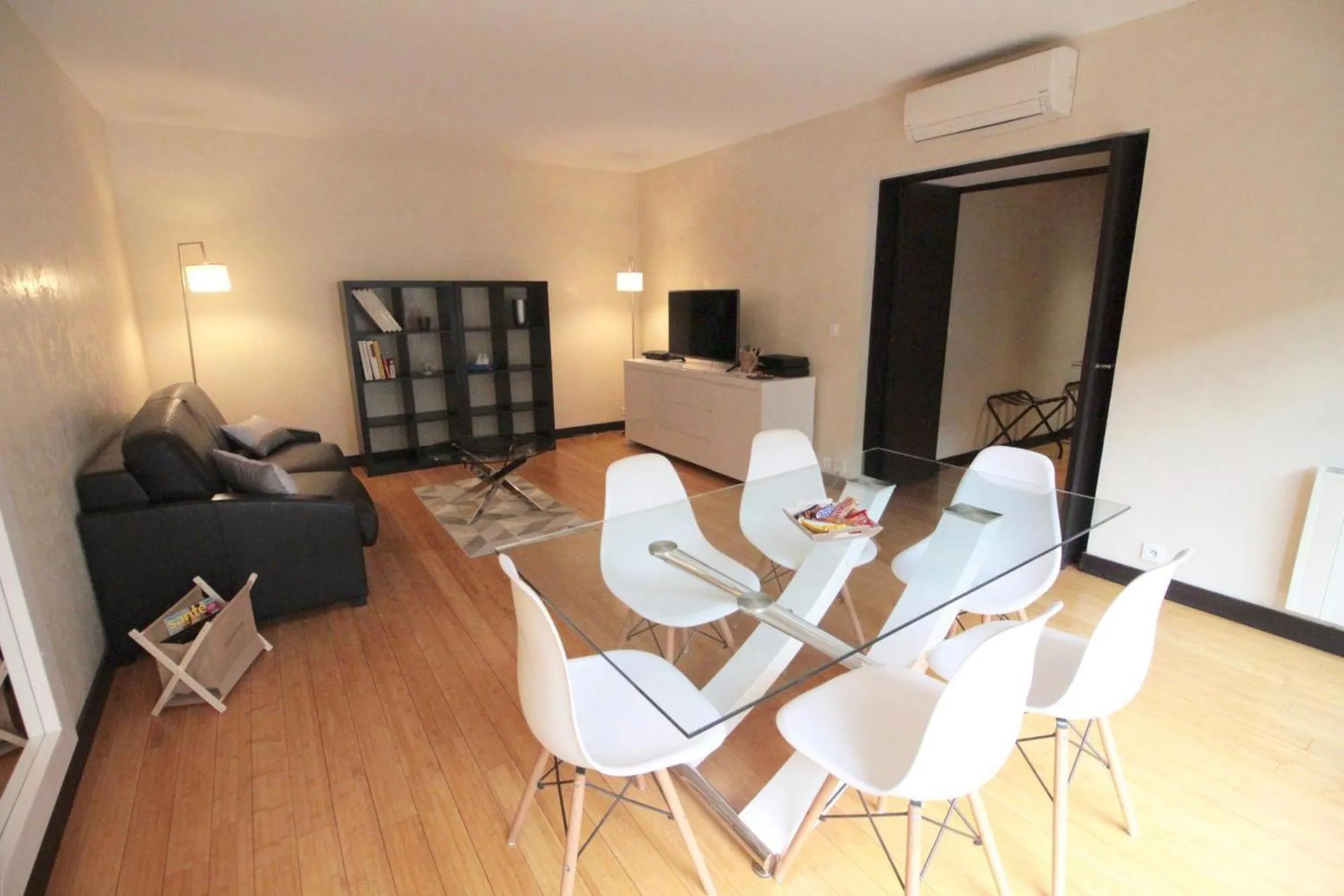 Dining area in Short Stay Paris Apartments
