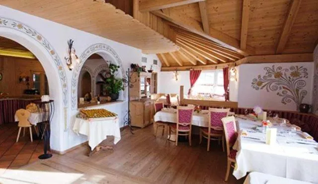 Restaurant/places to eat in Arnica Mountain Hotel