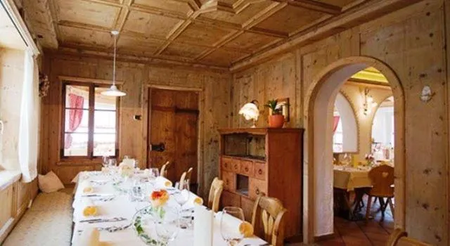 Restaurant/places to eat in Arnica Mountain Hotel