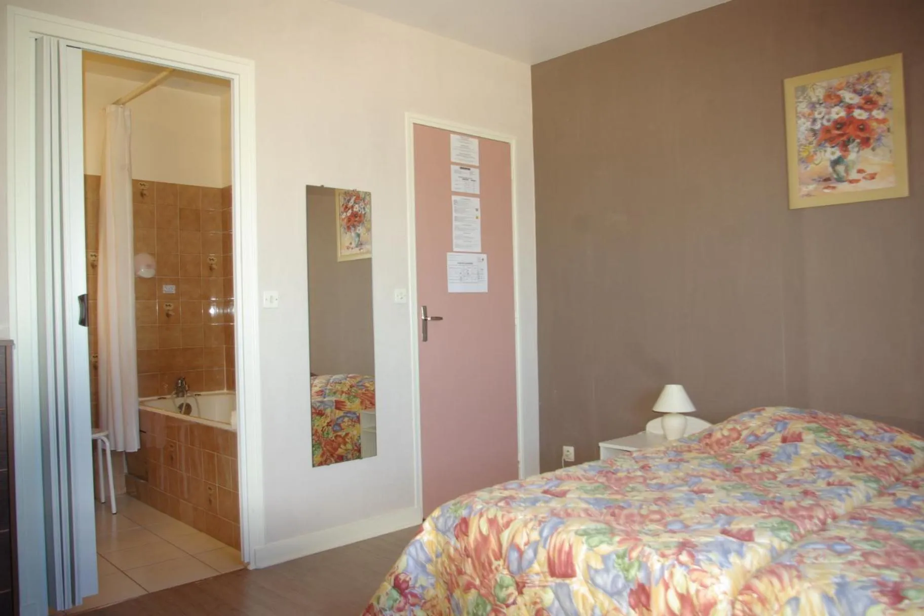 Bed in Logis hôtel Le Terminus