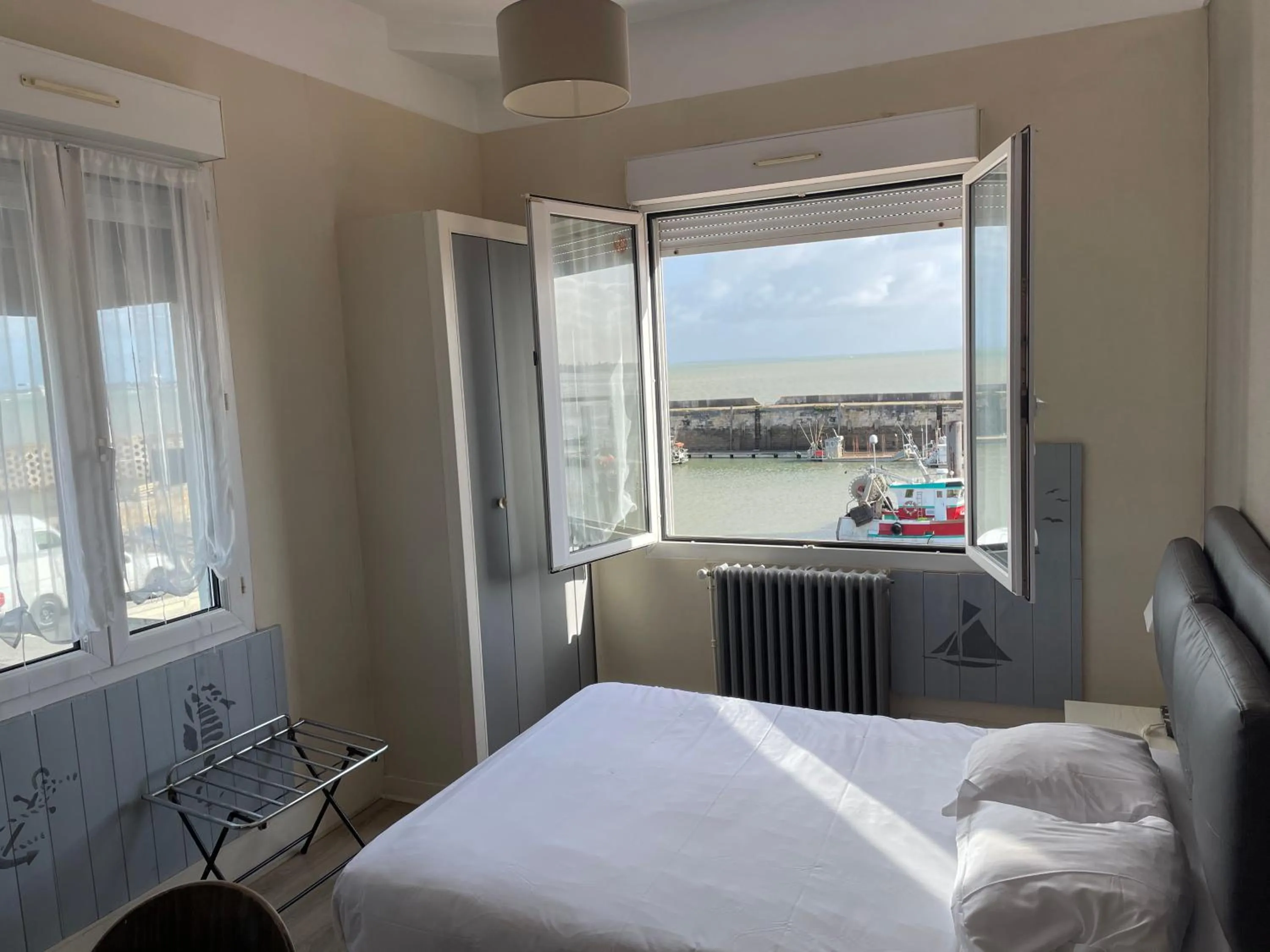 Bed in Logis hôtel Le Terminus