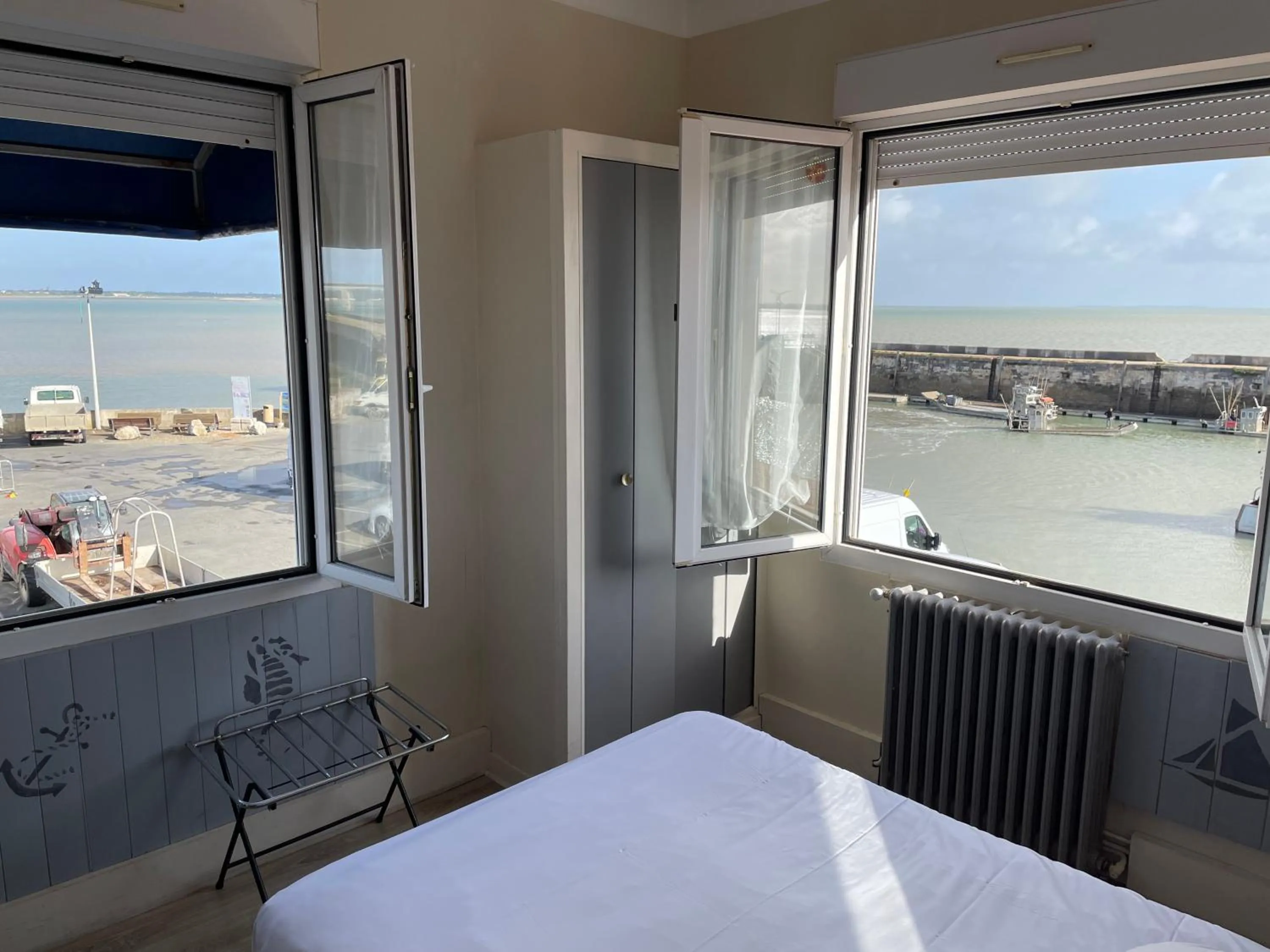 Bed in Logis hôtel Le Terminus