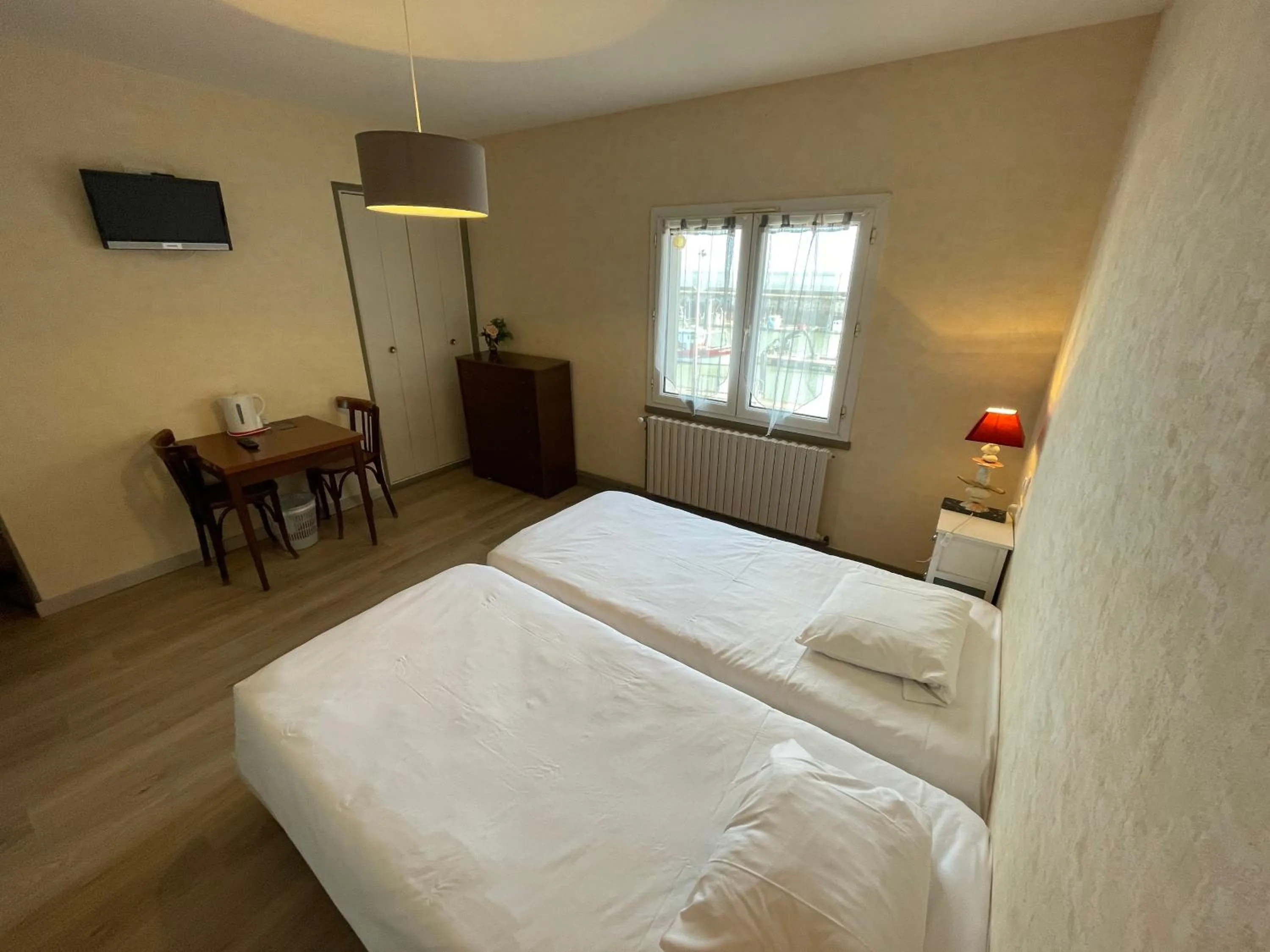 Bed in Logis hôtel Le Terminus