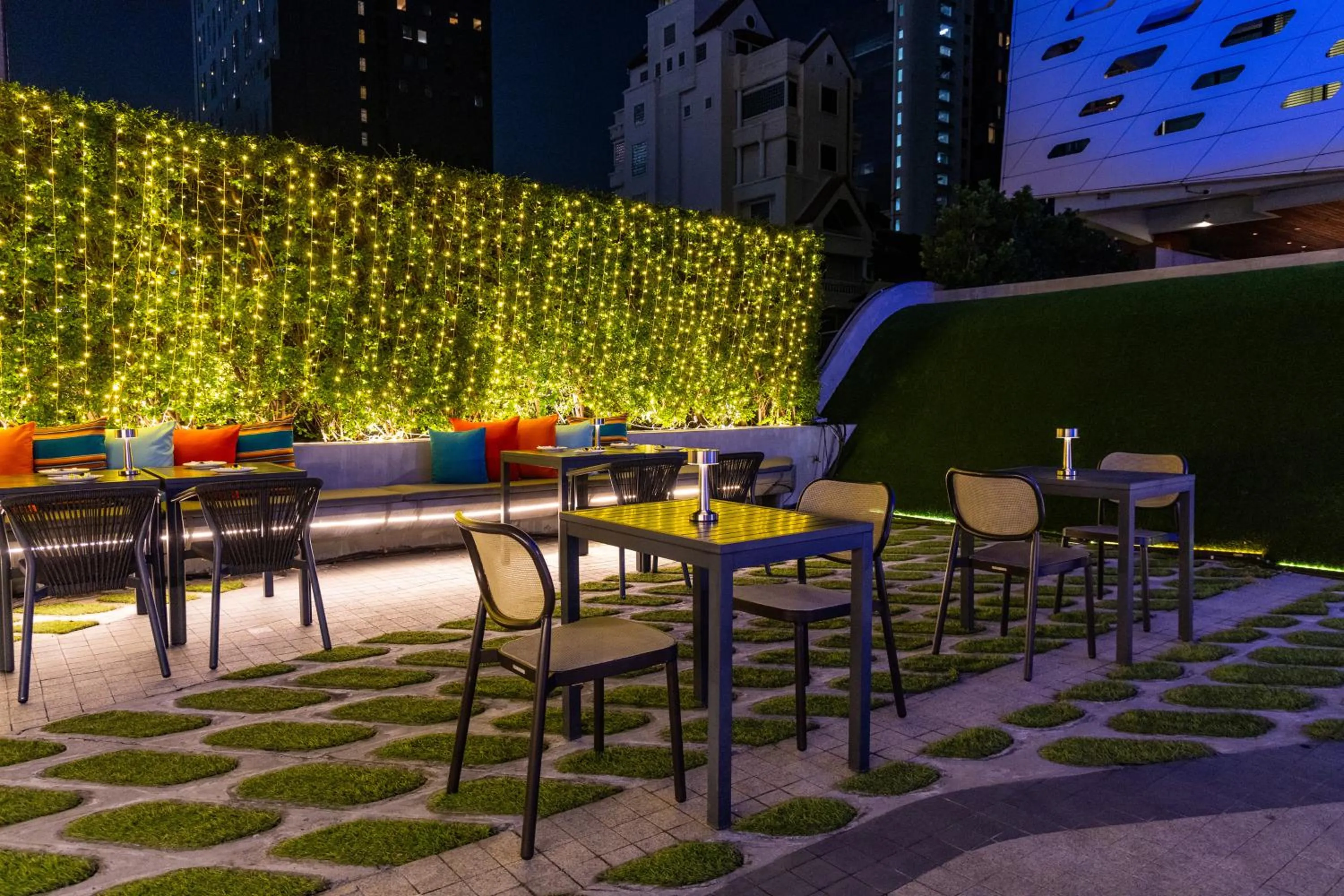 Restaurant/places to eat in LiT BANGKOK Hotel