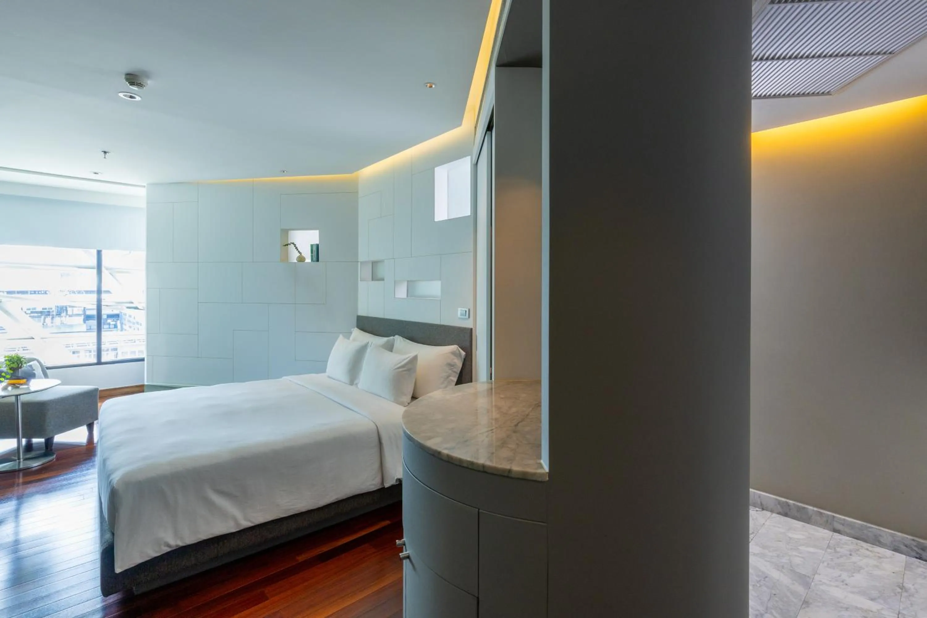 Photo of the whole room, Bed in LiT BANGKOK Hotel