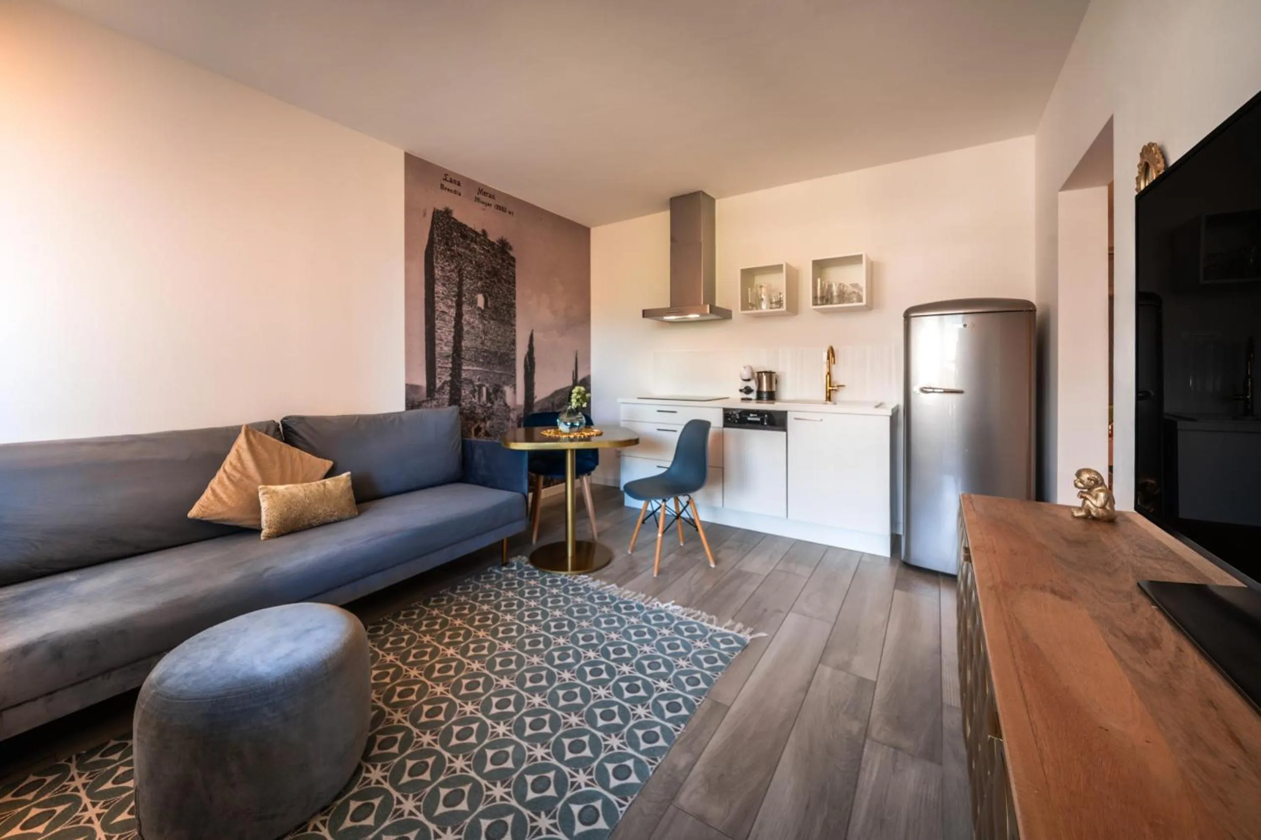 Kitchen or kitchenette in goldfinger + suites