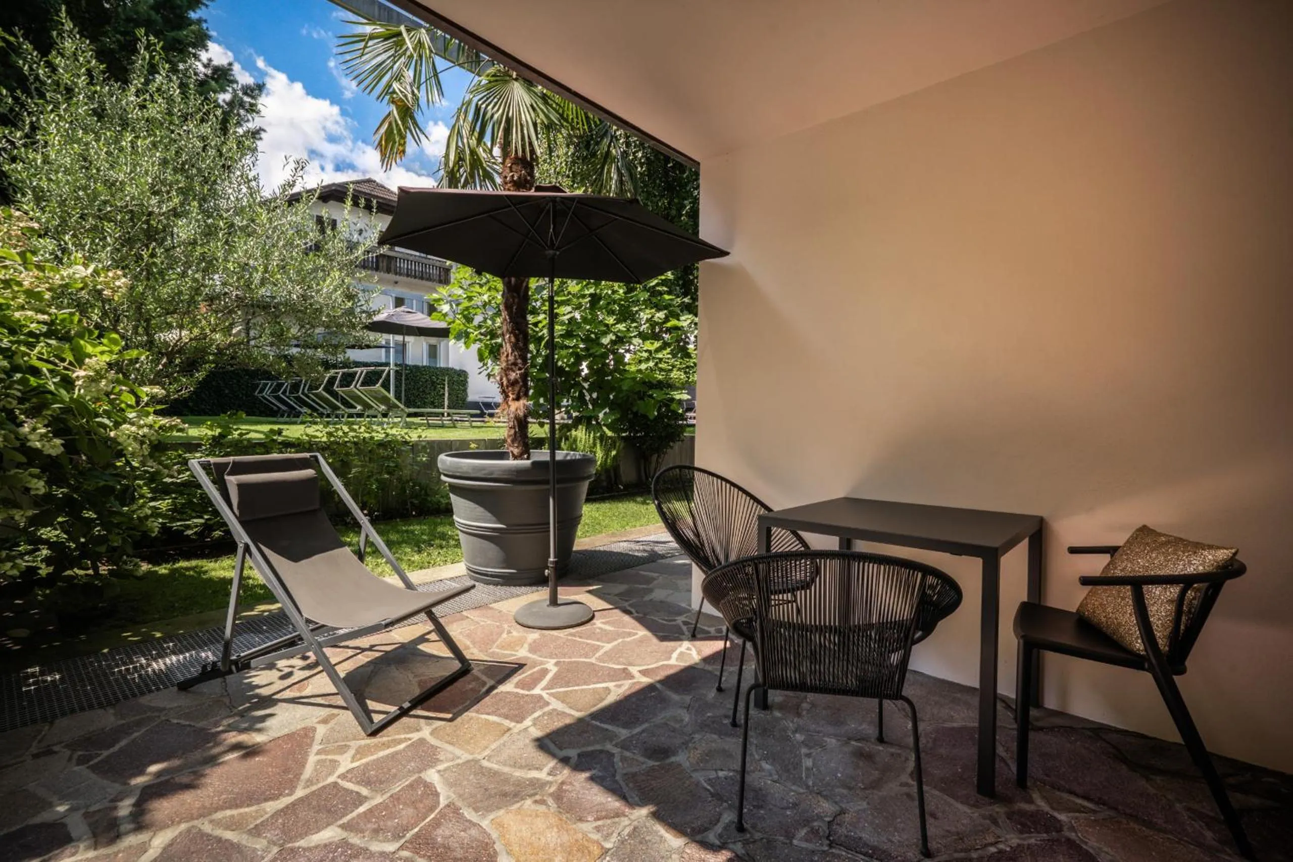 Garden in goldfinger + suites