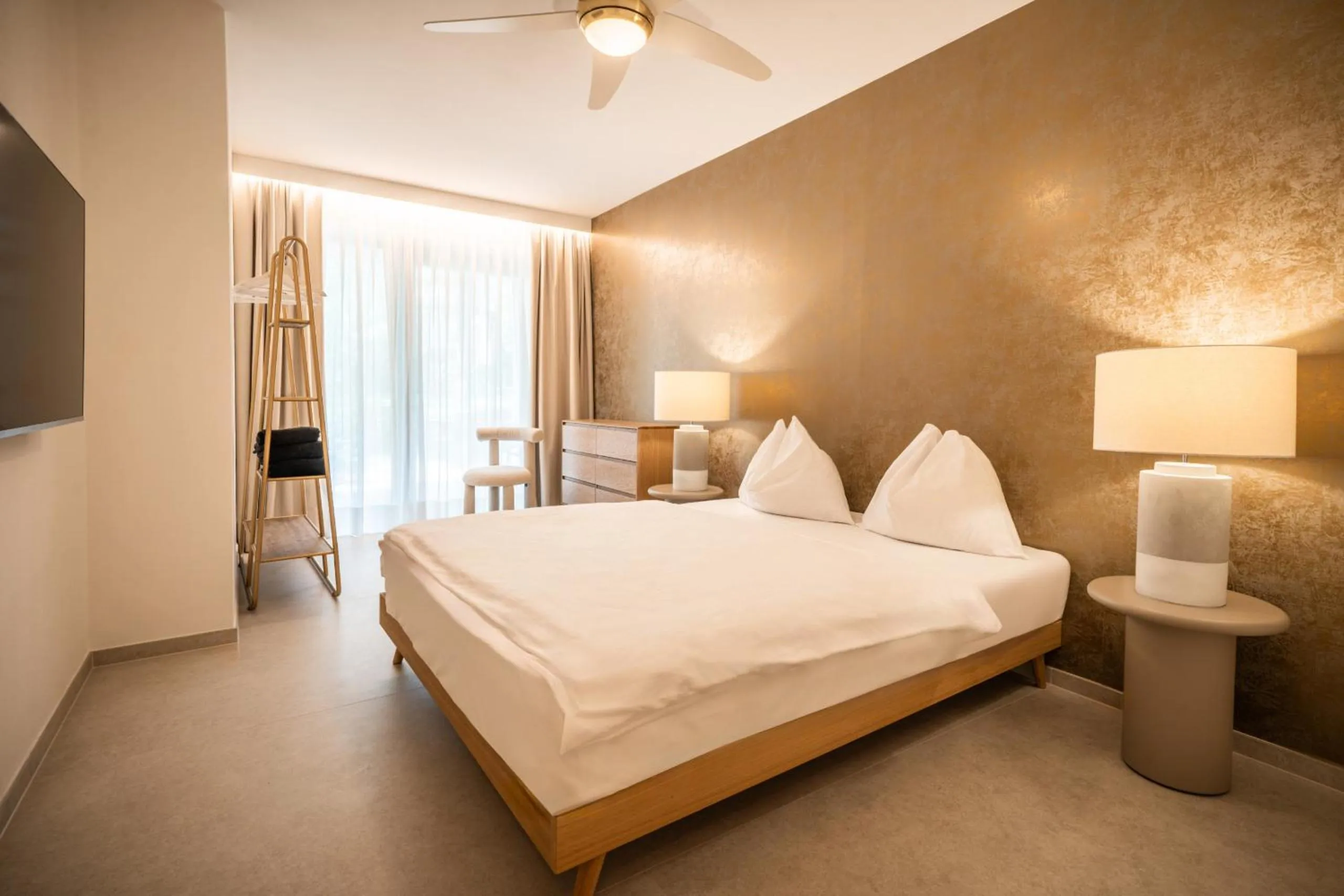 Bed in goldfinger + suites