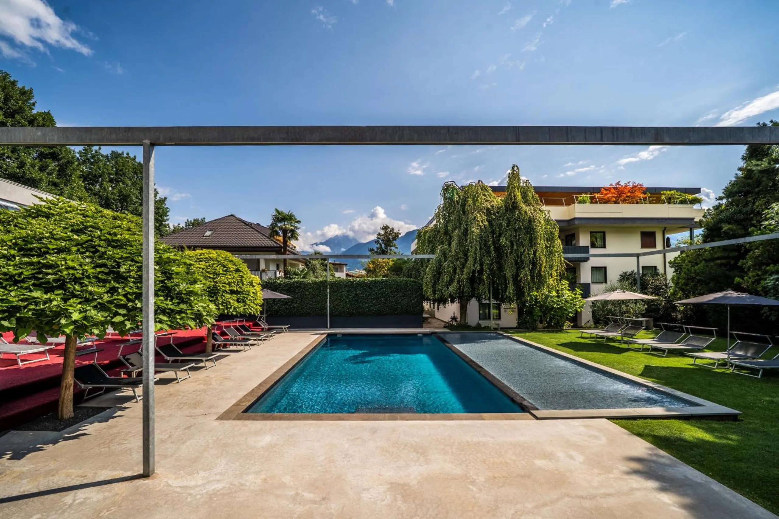 Garden in goldfinger + suites