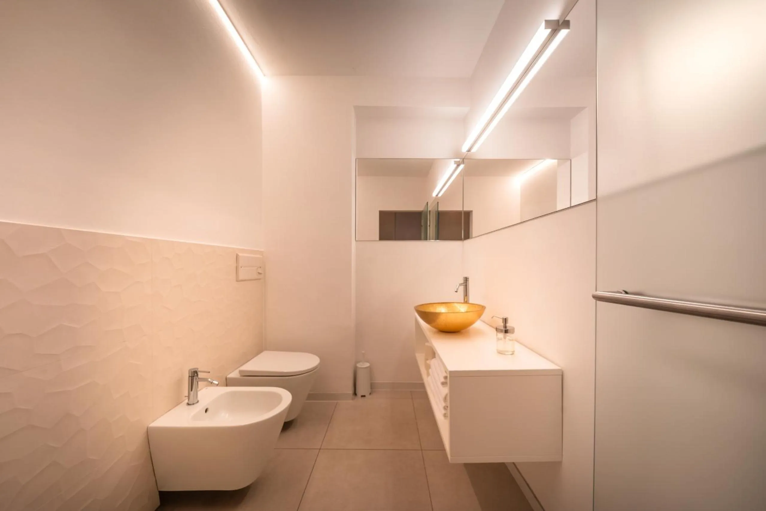 Toilet in goldfinger + suites