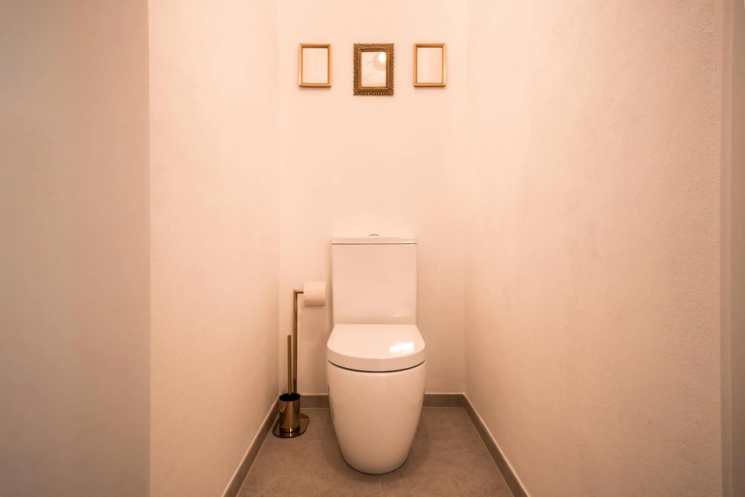 Toilet in goldfinger + suites