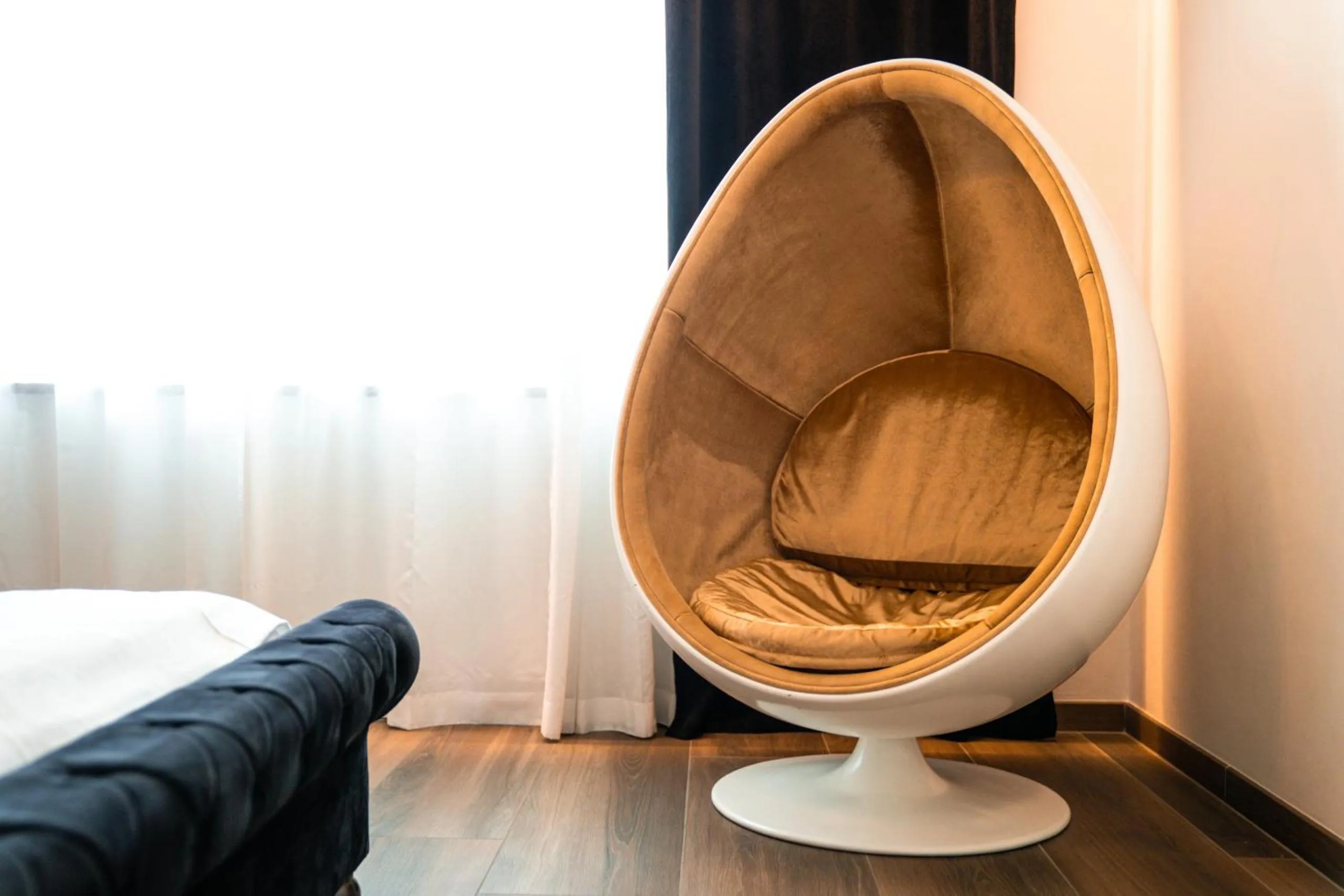 Seating area, Bed in goldfinger + suites