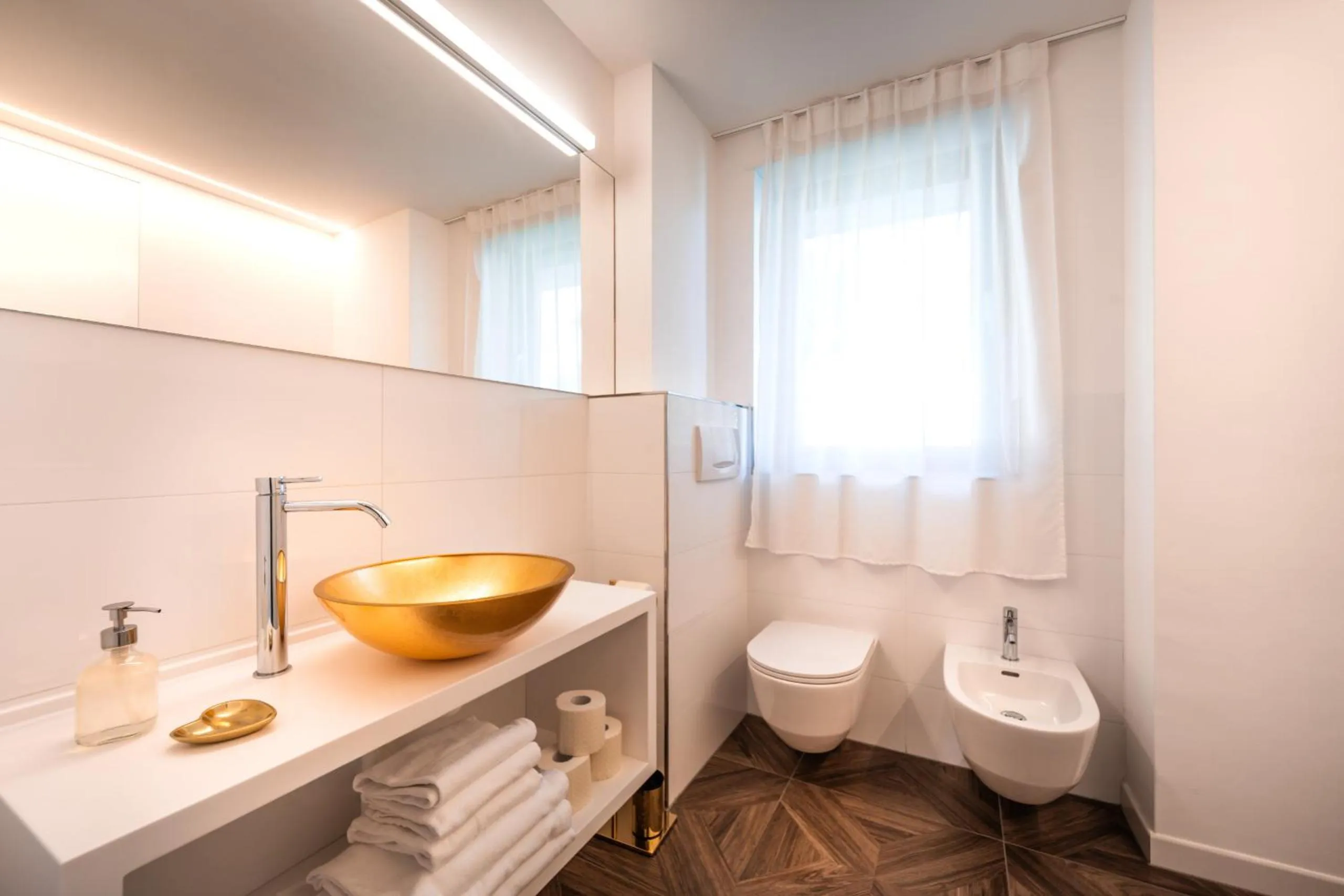 Toilet in goldfinger + suites