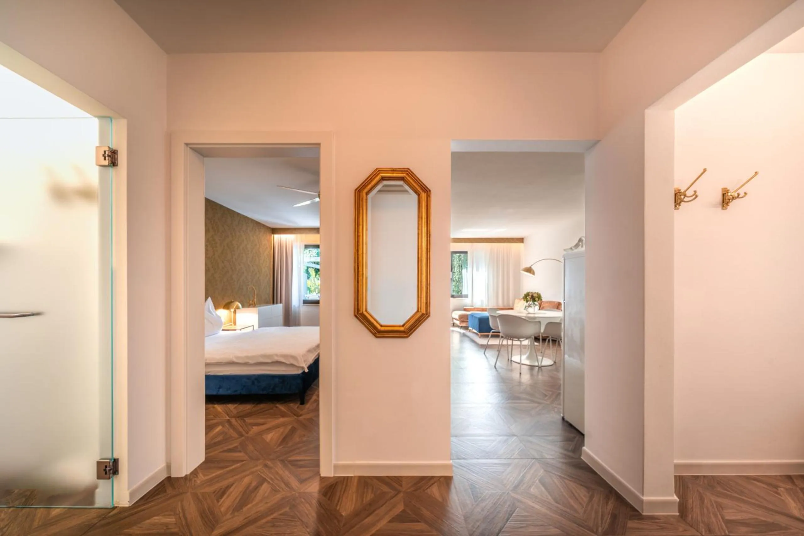 Photo of the whole room, Bed in goldfinger + suites