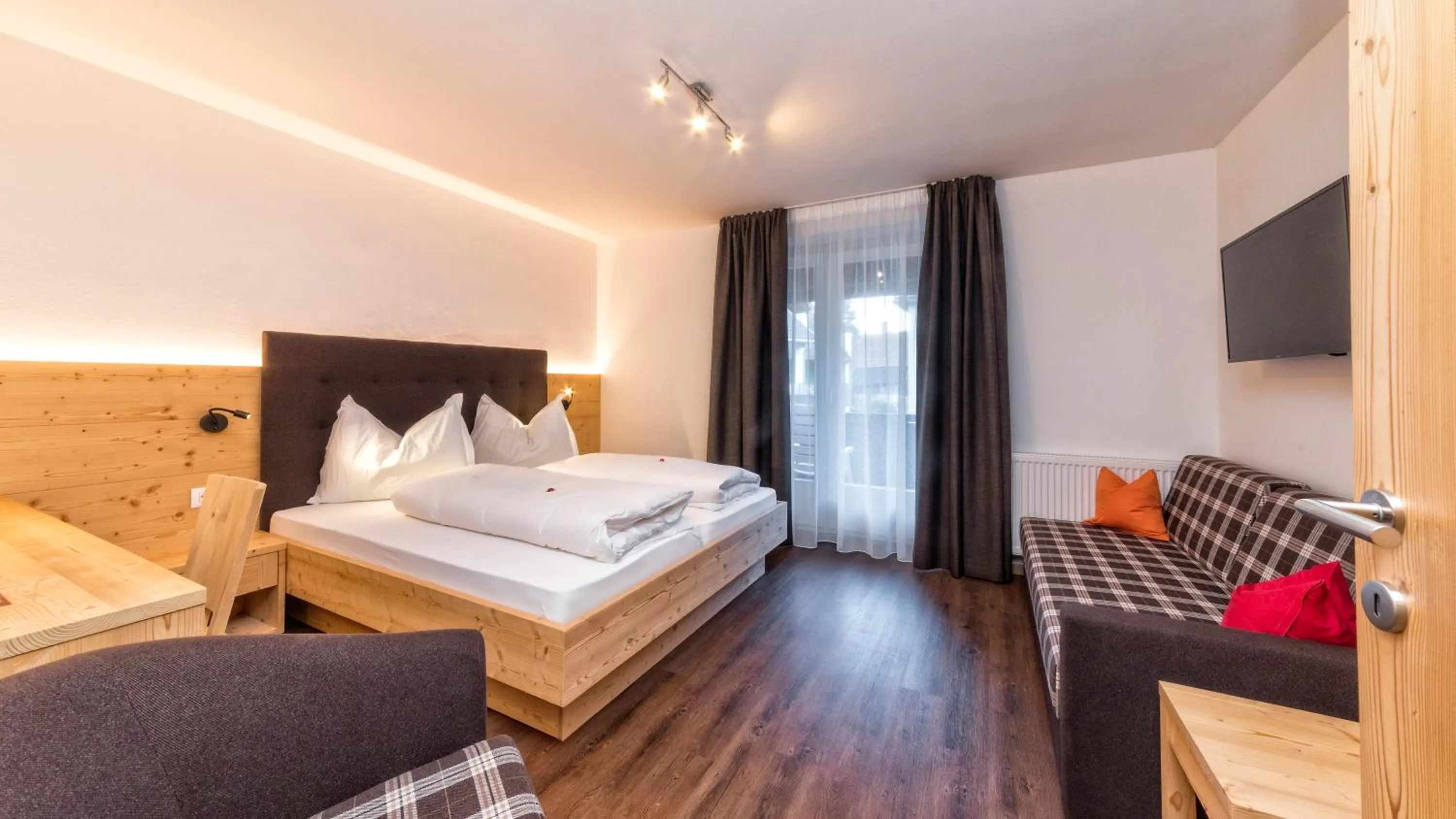 Photo of the whole room, Bed in Geniesserhotel Messnerwirt Olang