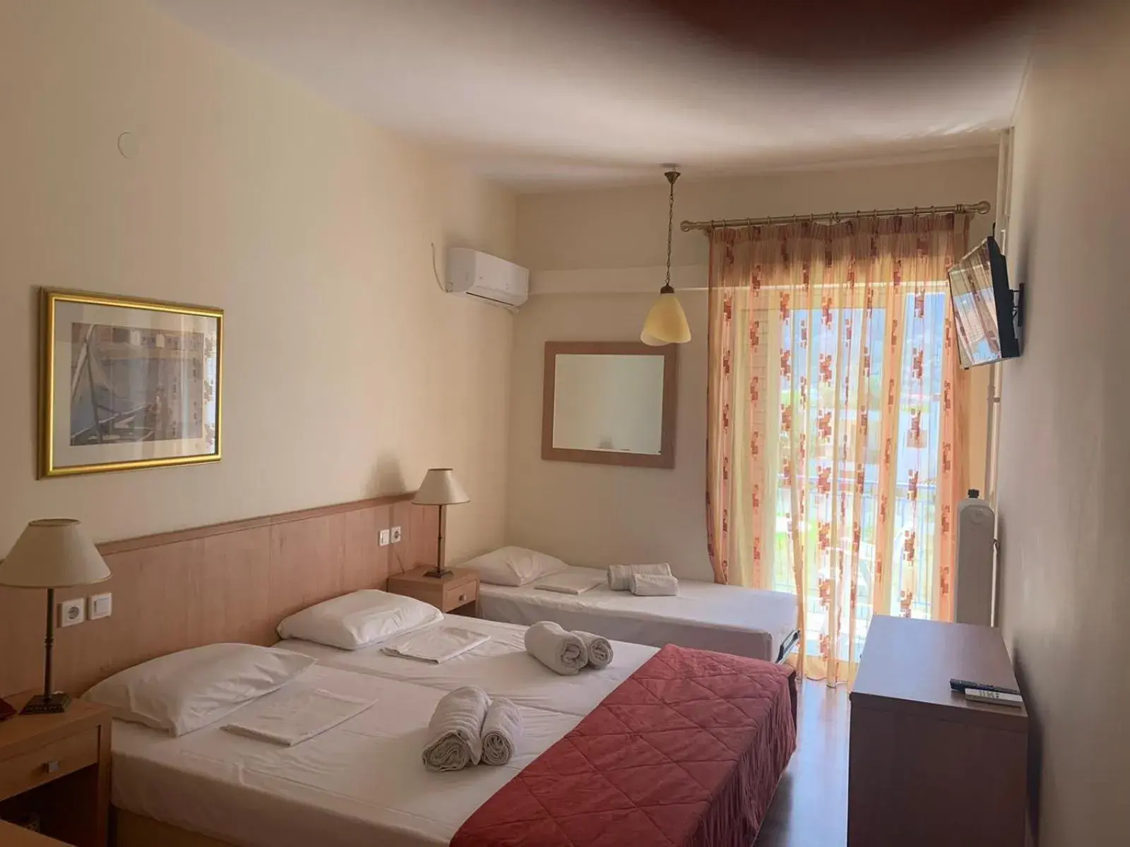 Triple Room in Saronis Hotel Triple Room in Saronis Hotel