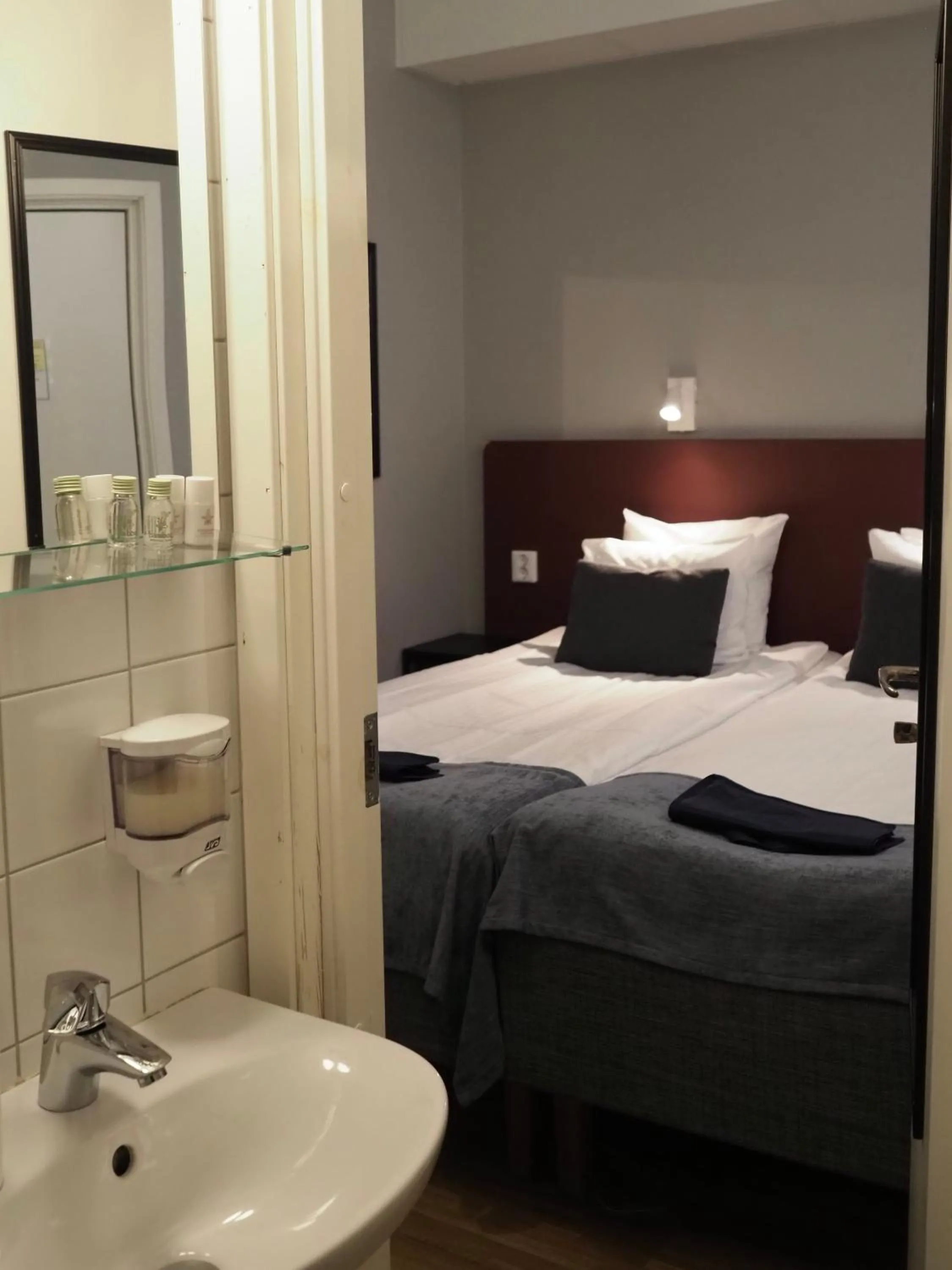 Bathroom, Bed in Hotel Söder