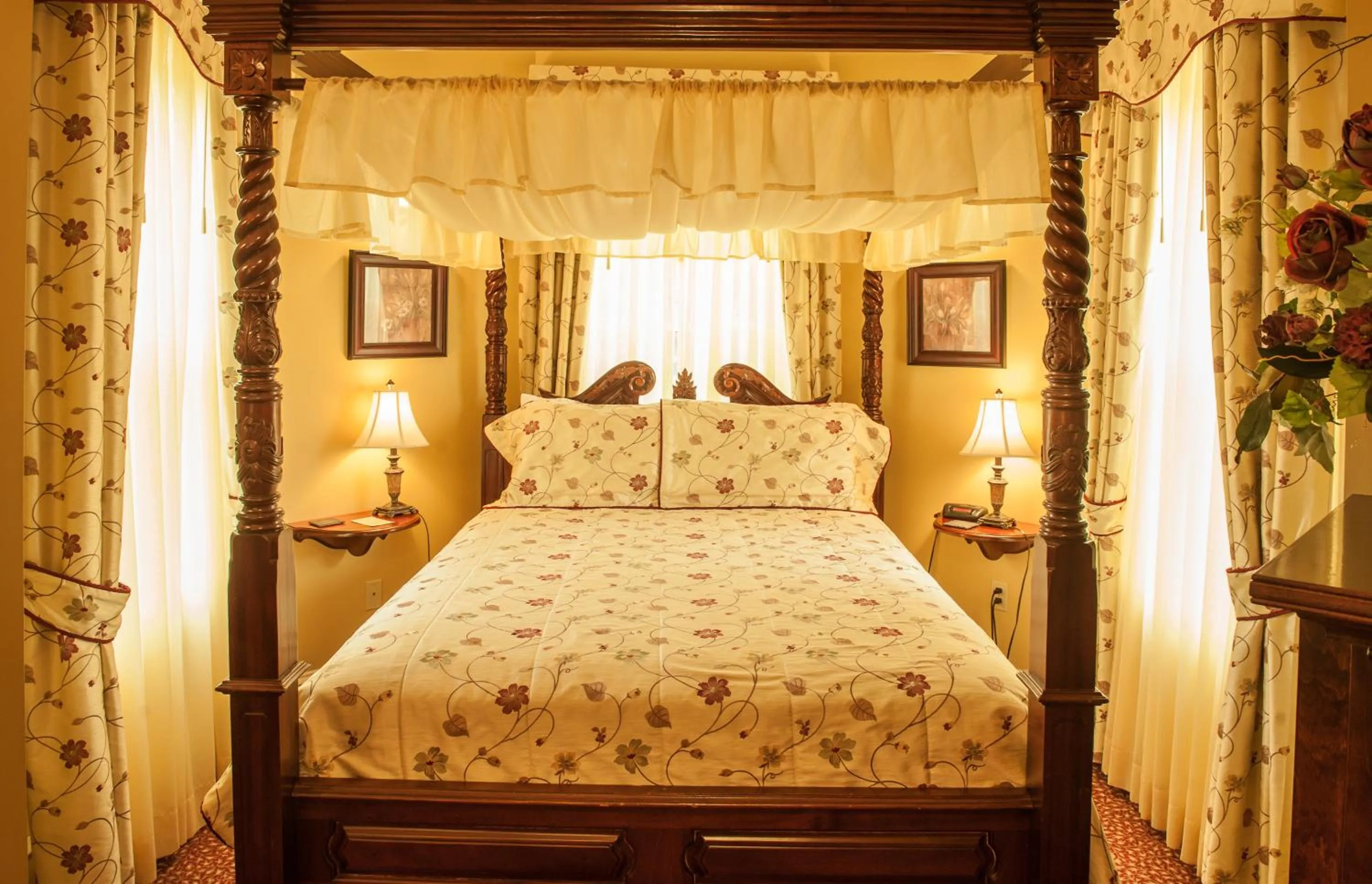 Bed in Dundee Arms Inn