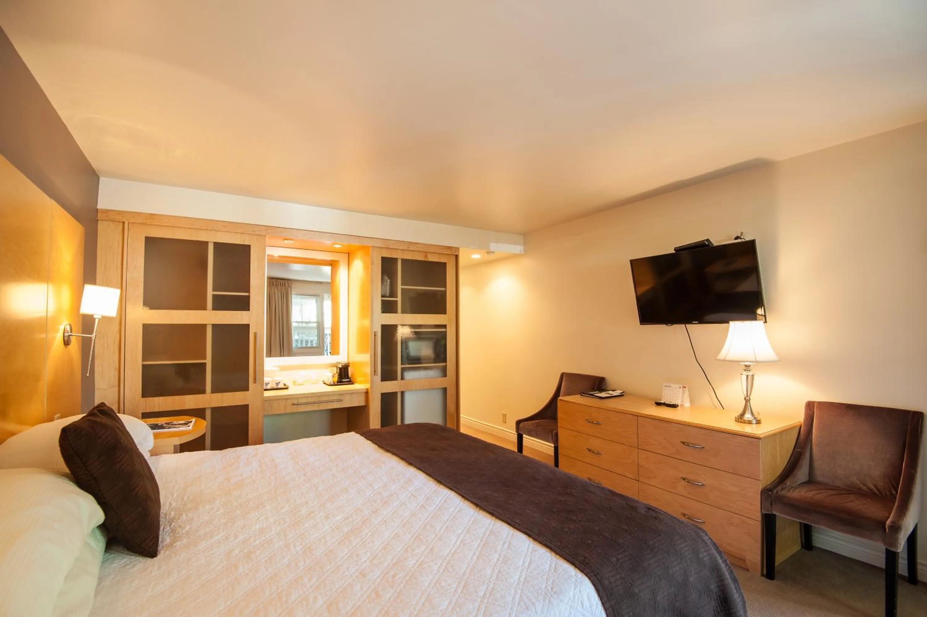 Decorative detail, Bed in Dundee Arms Inn