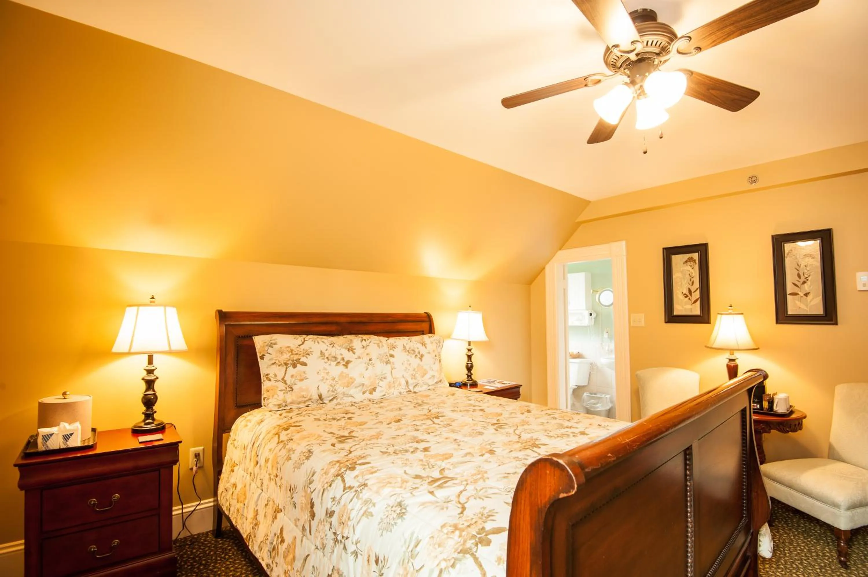 Bed in Dundee Arms Inn