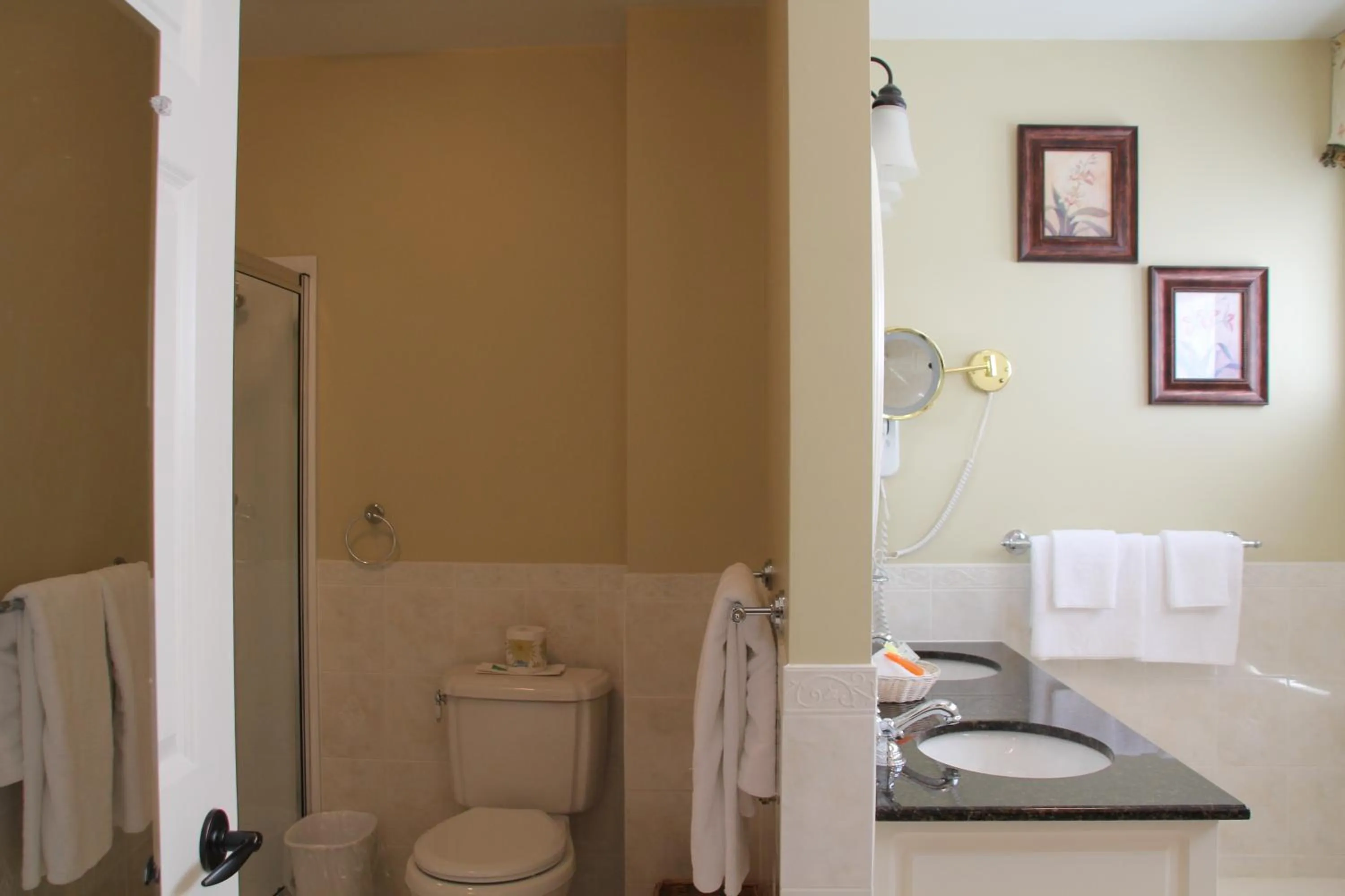 Bathroom in Dundee Arms Inn