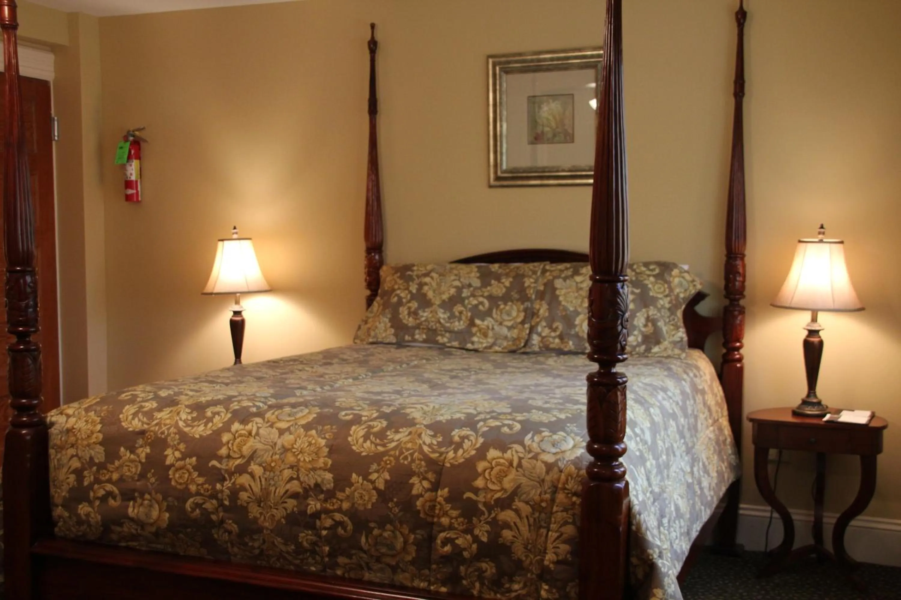 Bed in Dundee Arms Inn