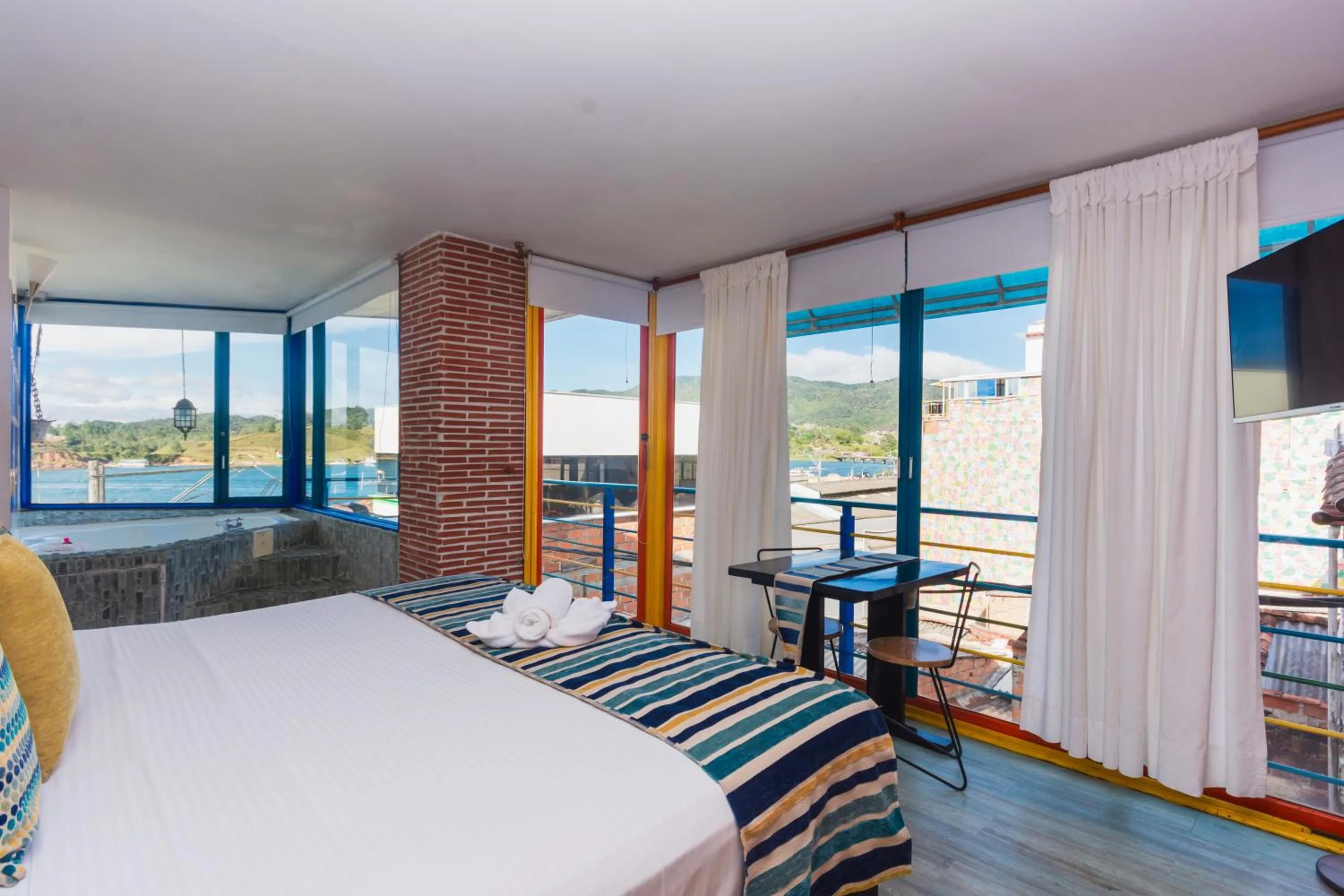 Balcony/Terrace, Bed in Hotel Guatatur