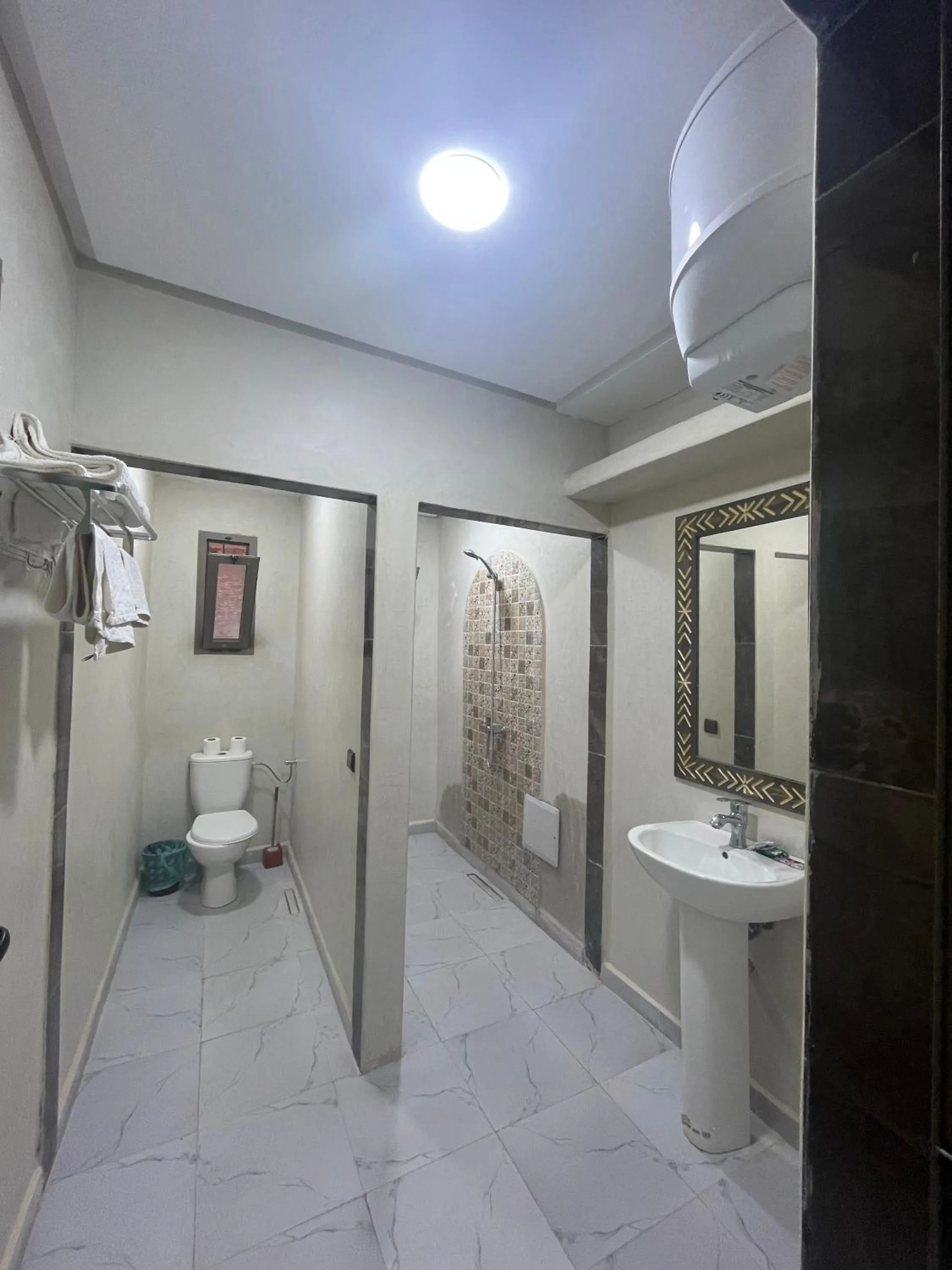 Shower in Hôtel Restaurant Dar Al Madina